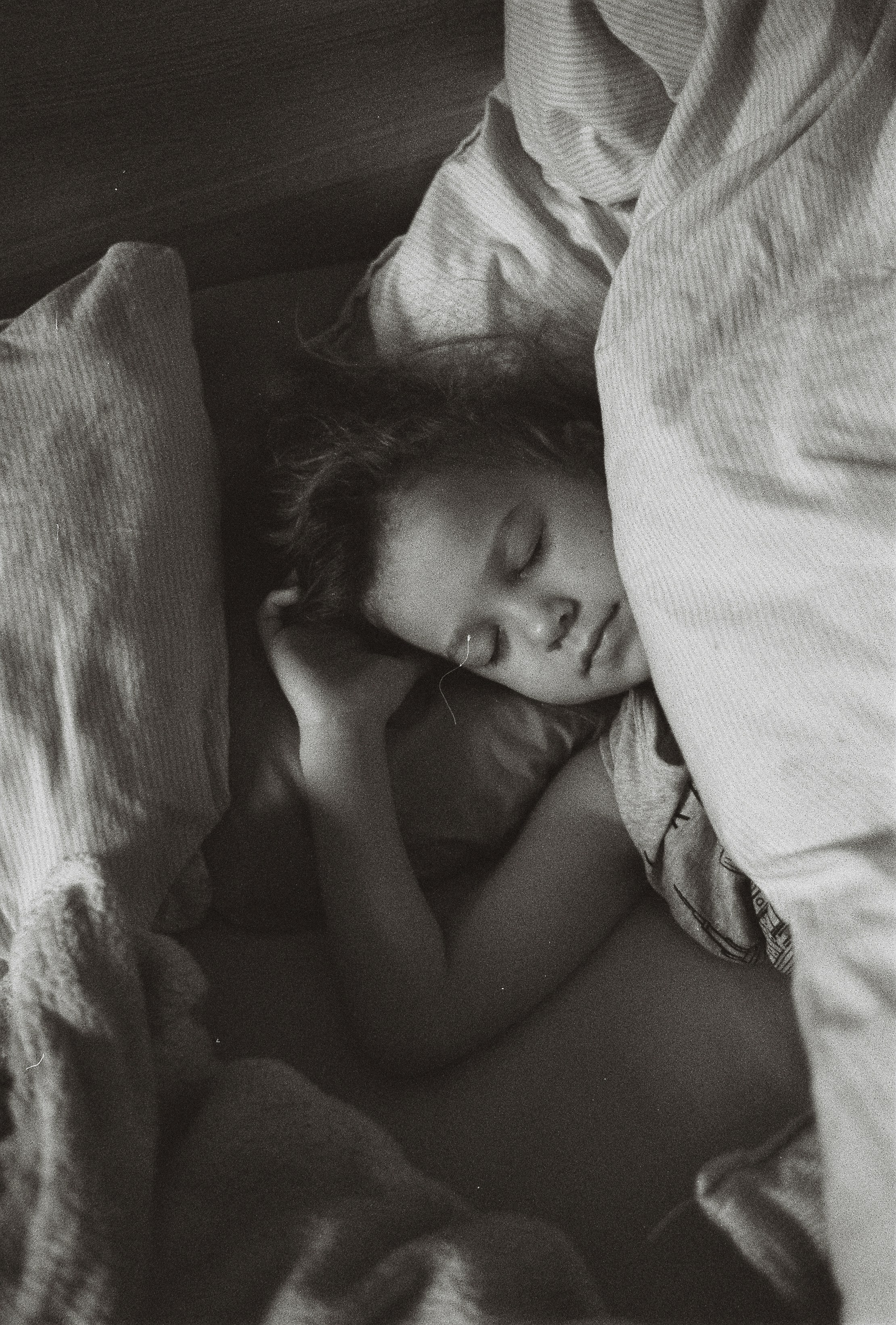 Uma menina dormindo | Fonte: Unsplash