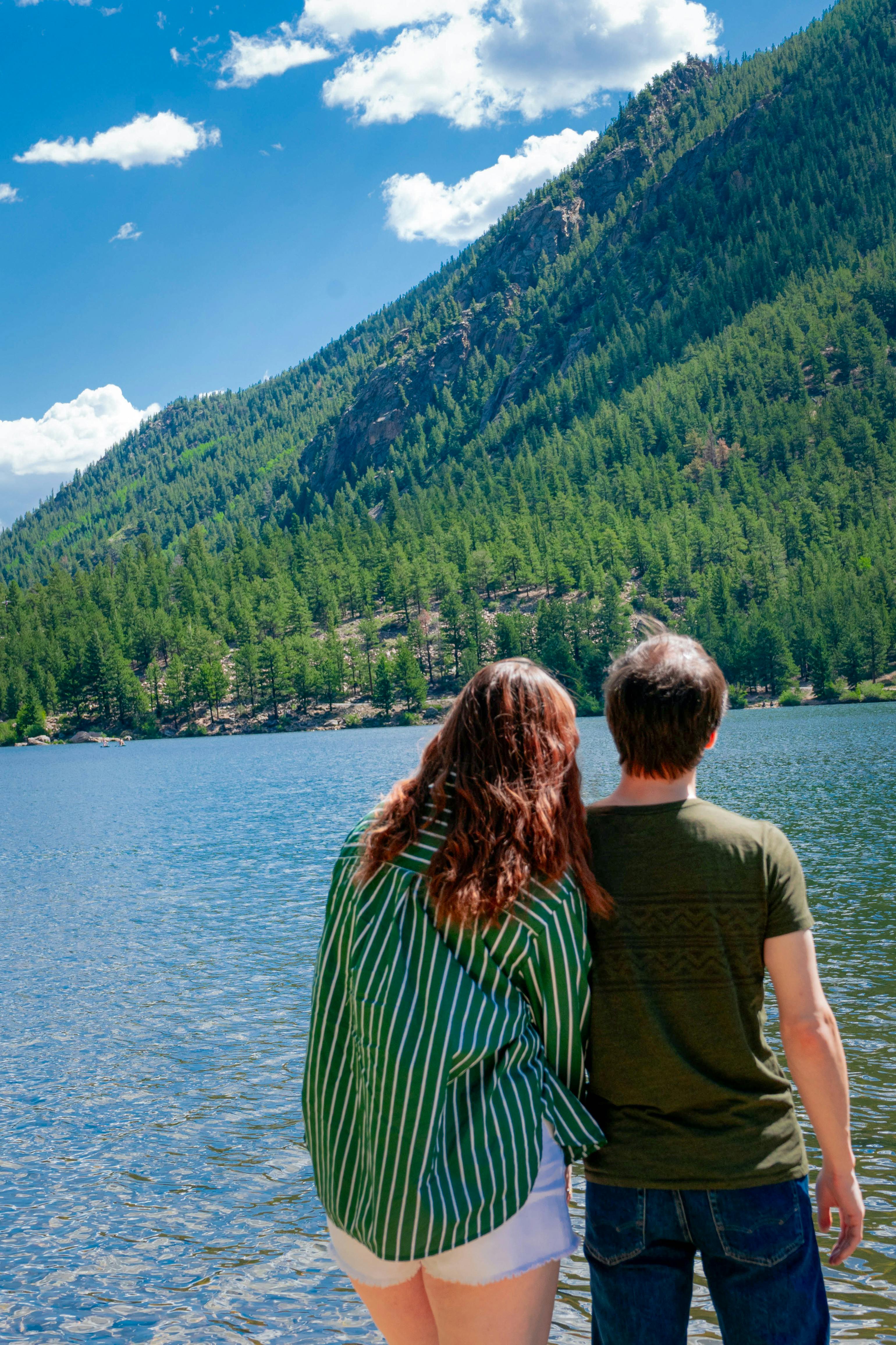 A couple enjoying a scenic mountain lake view | Source: Pexels