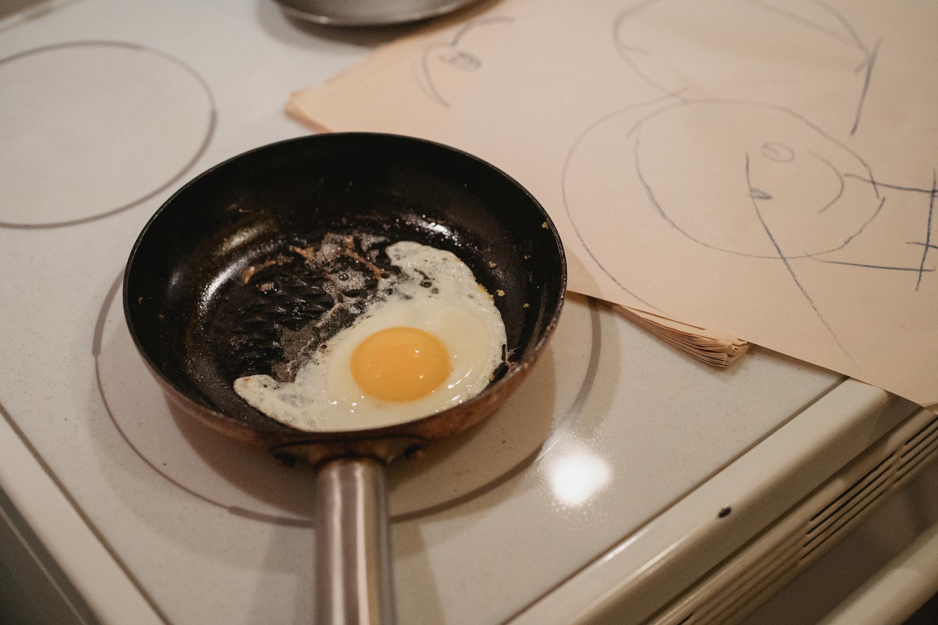 A fried egg in a pan | Source: Pexels