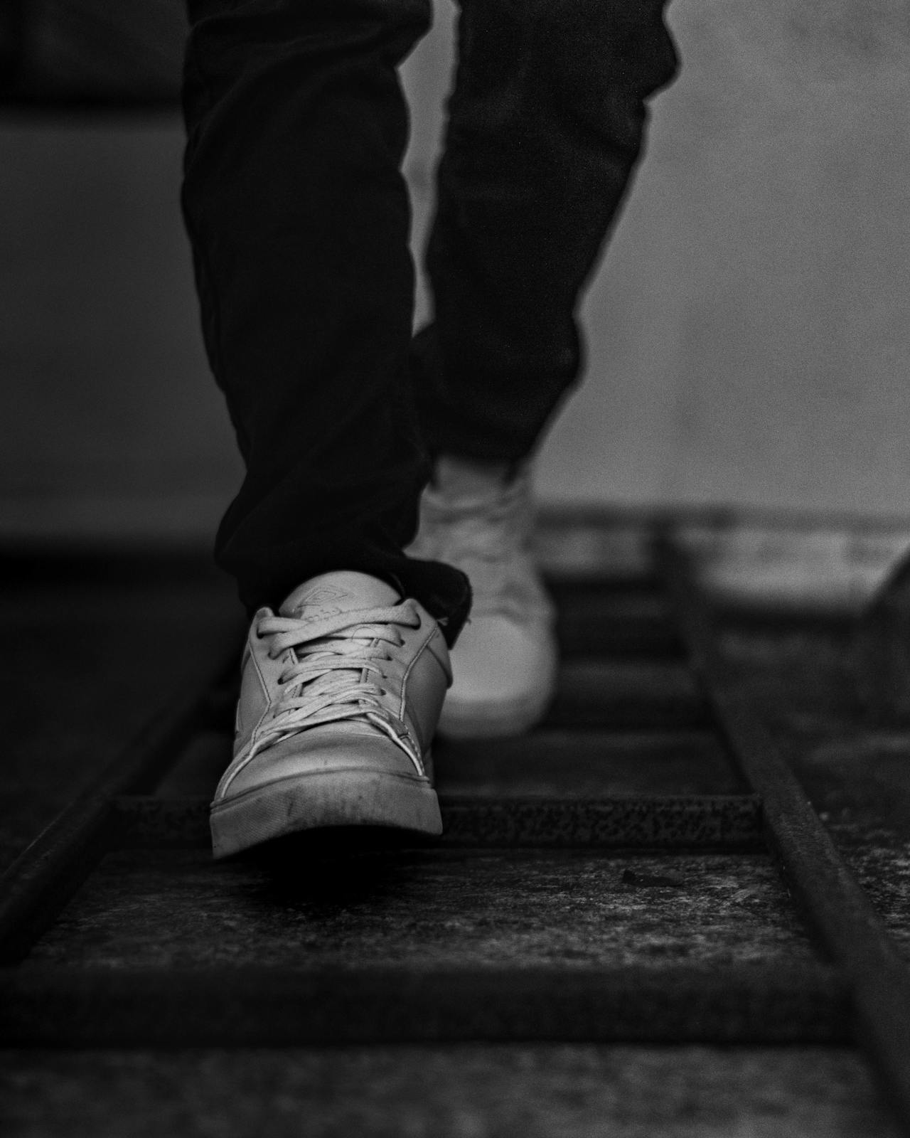 Close-up shot of a person walking | Source: Pexels