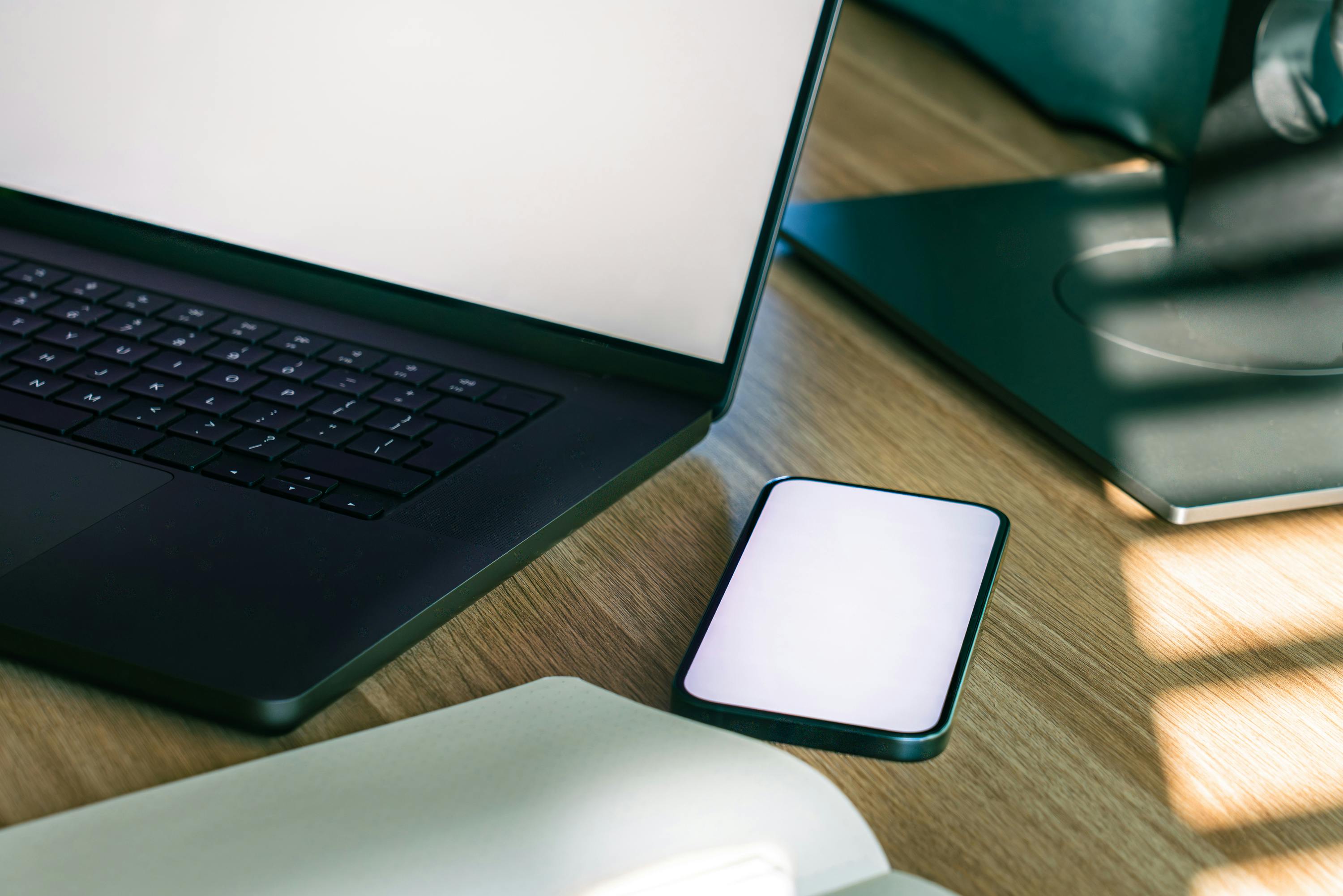 A cellphone on a table | Source: Pexels