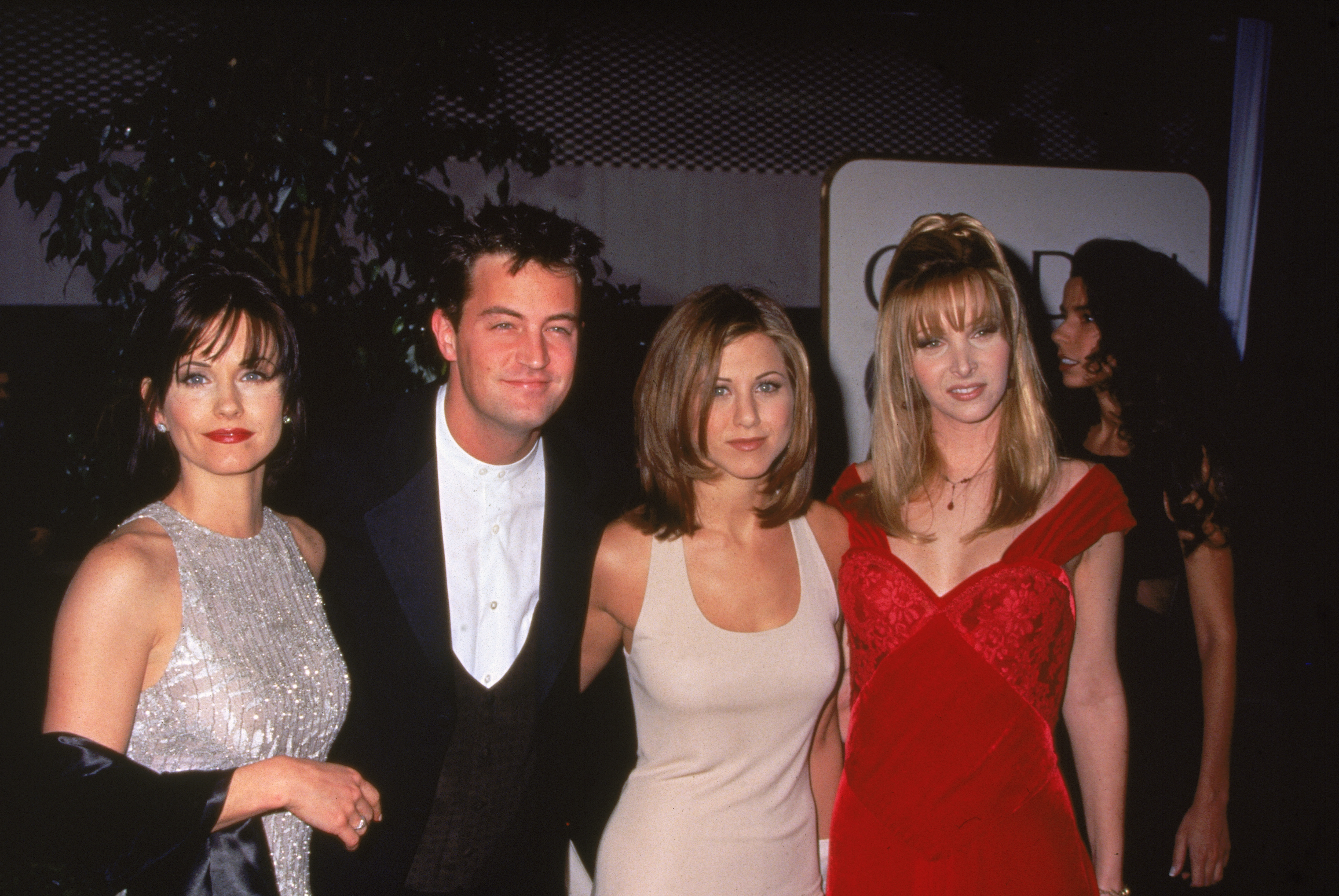 American actors Courteney Cox, Matthew Perry, Jennifer Aniston, and Lisa Kudrow of the primetime comedy series 'Friends' pose for a picture at the Golden Globe Awards,  circa January 1996. | Source: Getty Images