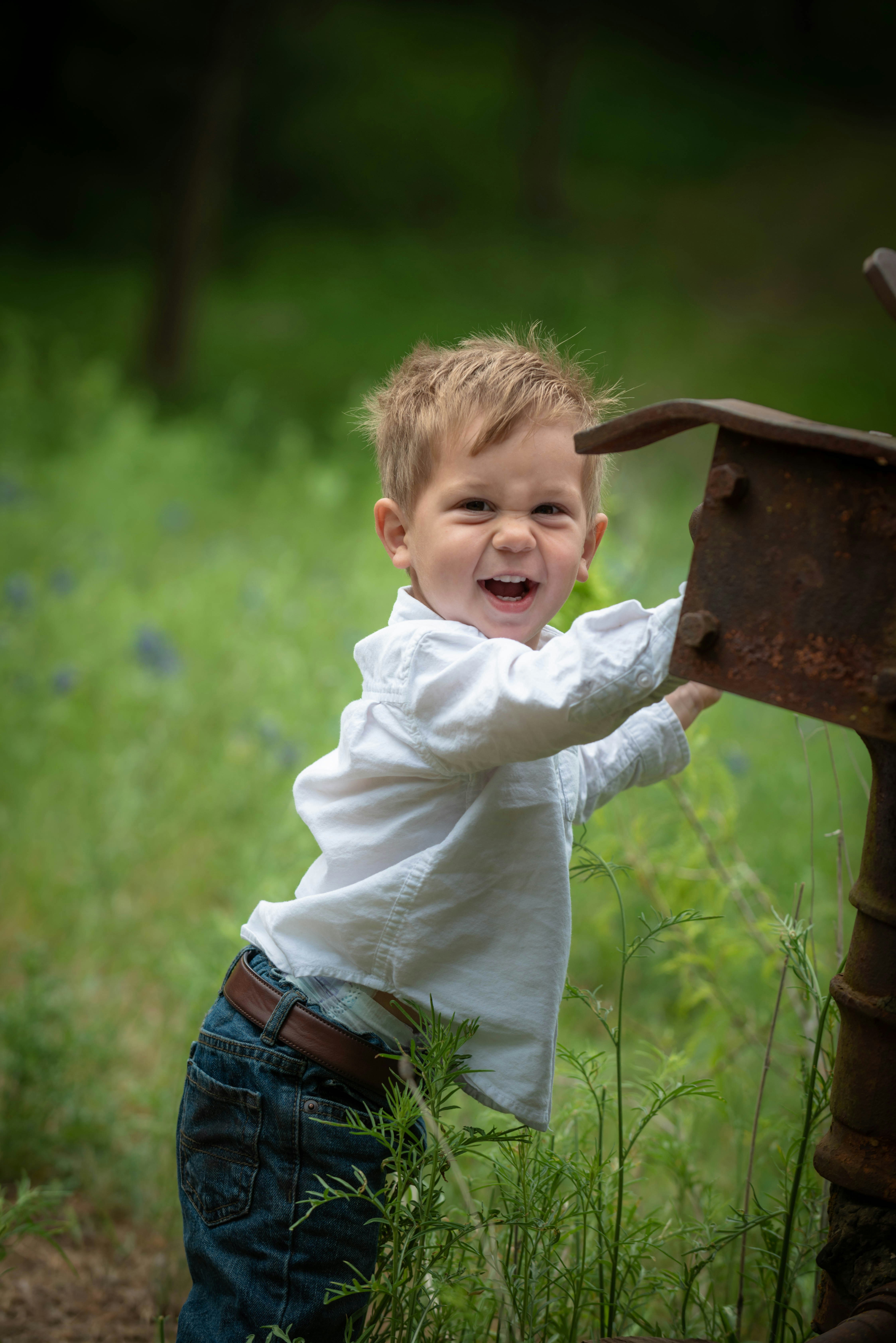 A smiling little boy standing outside | Source: Unsplash