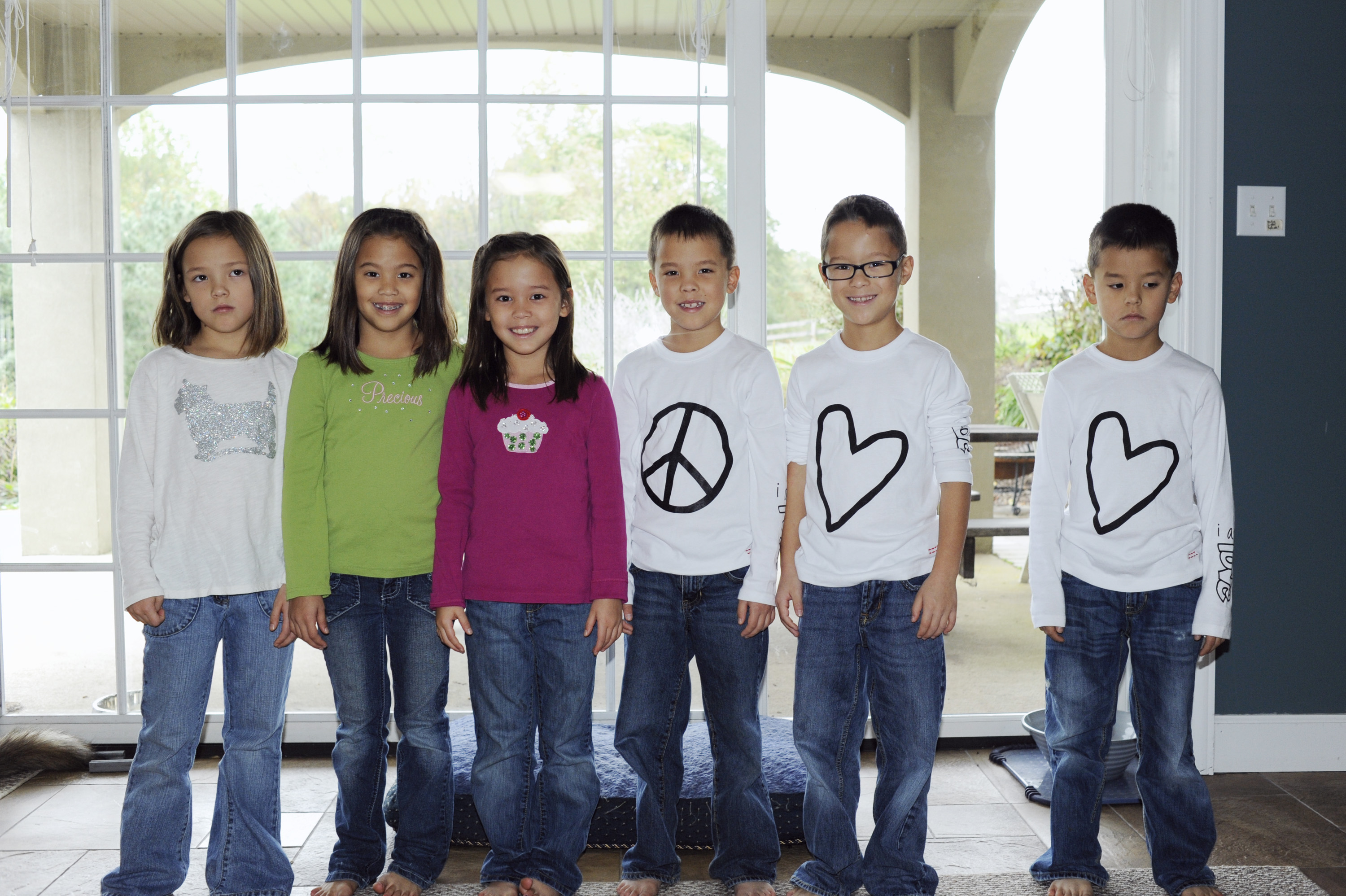 (L-R) Alexis Faith Gosselin, Hannah Joy Gosselin, Leah Hope Gosselin, Joel Kevin Gosselin, Aaden Jonathan Gosselin, and Collin Thomas Gosselin are pictured on the  "Kate Gosselin / Kendra Wilkinson" episode Season Two of "Celebrity Wife Swap" on October 14, 2012. | Source: Getty Images