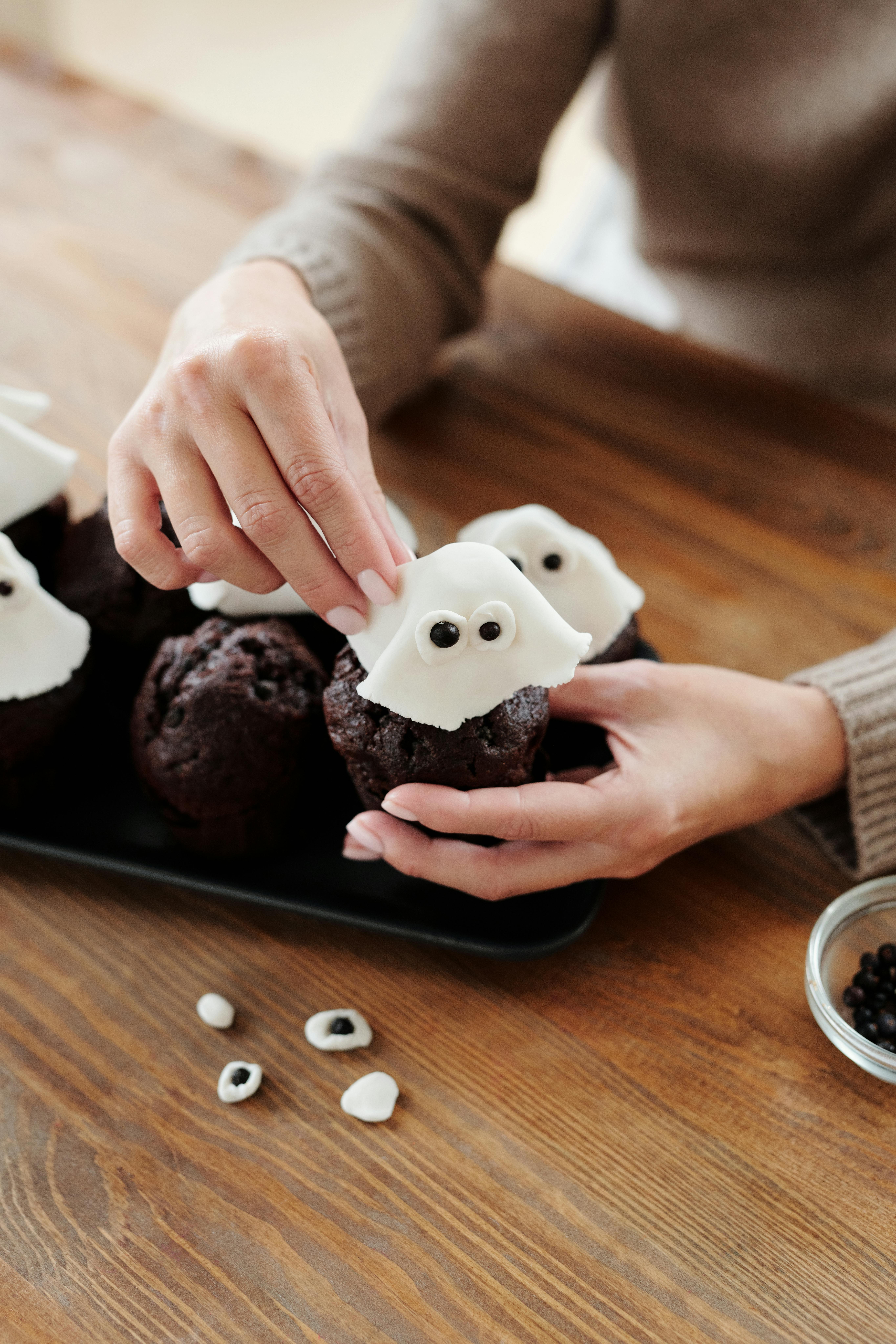 A woman decorating cupcakes | Source: Pexels