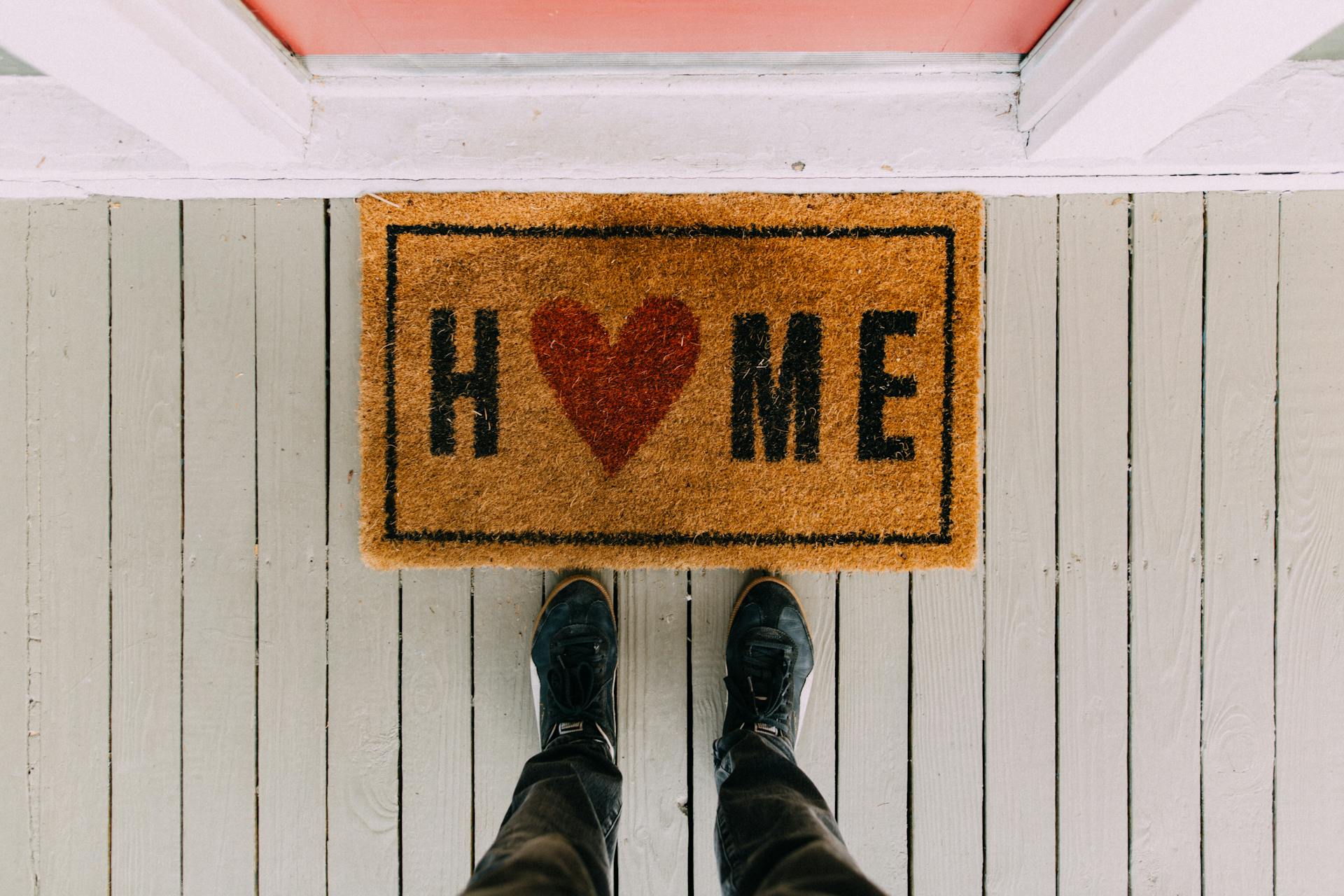 A man standing outside his house | Source: Pexels