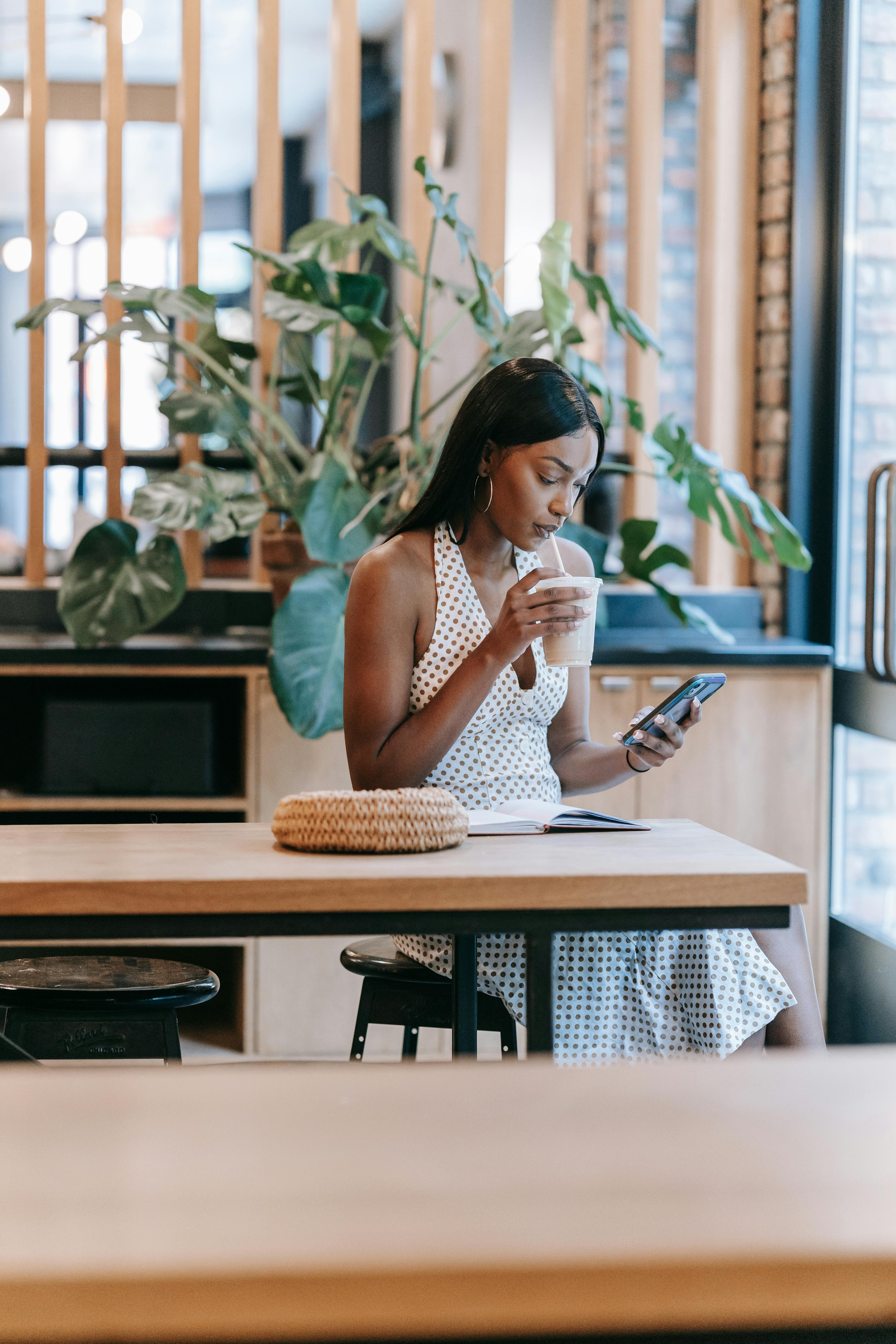 Woman using her smartphone | Source: Pexels