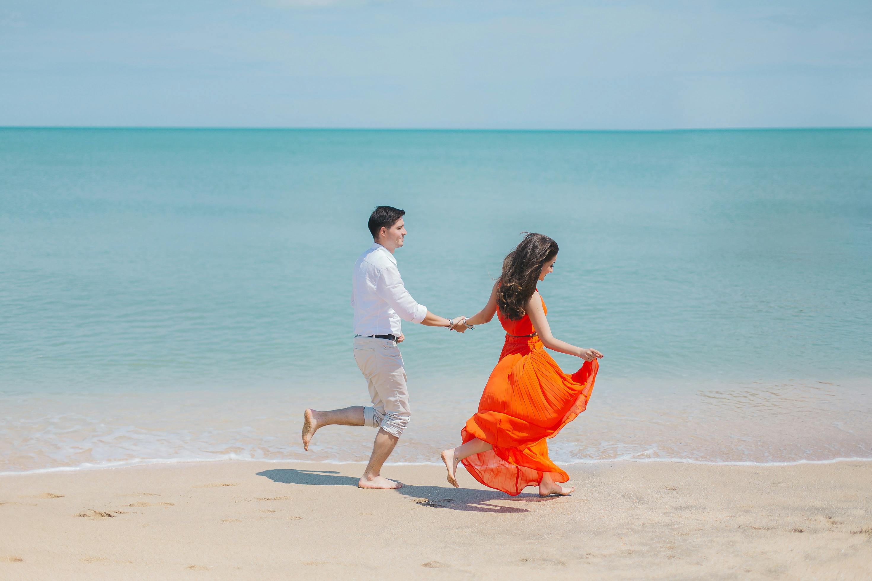 Couple enjoying a walk at the beach | Source: Pexels