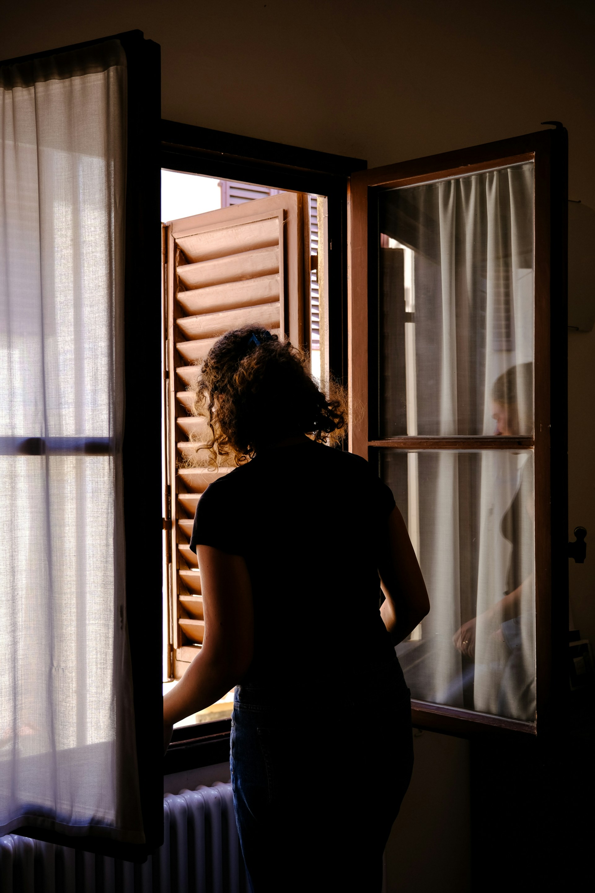 A woman looking out the window | Source: Unsplash
