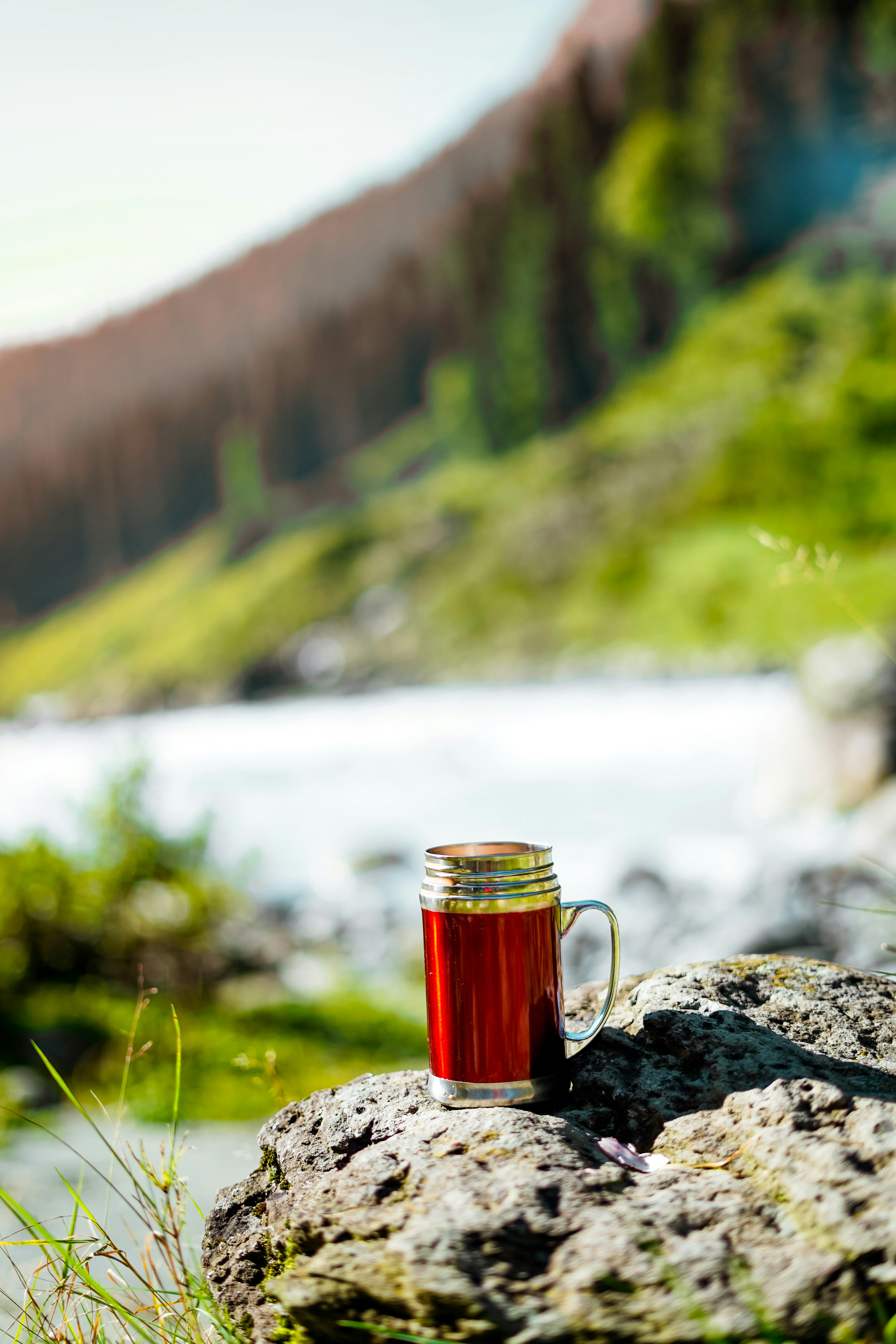 A red travel mug | Source: Pexels