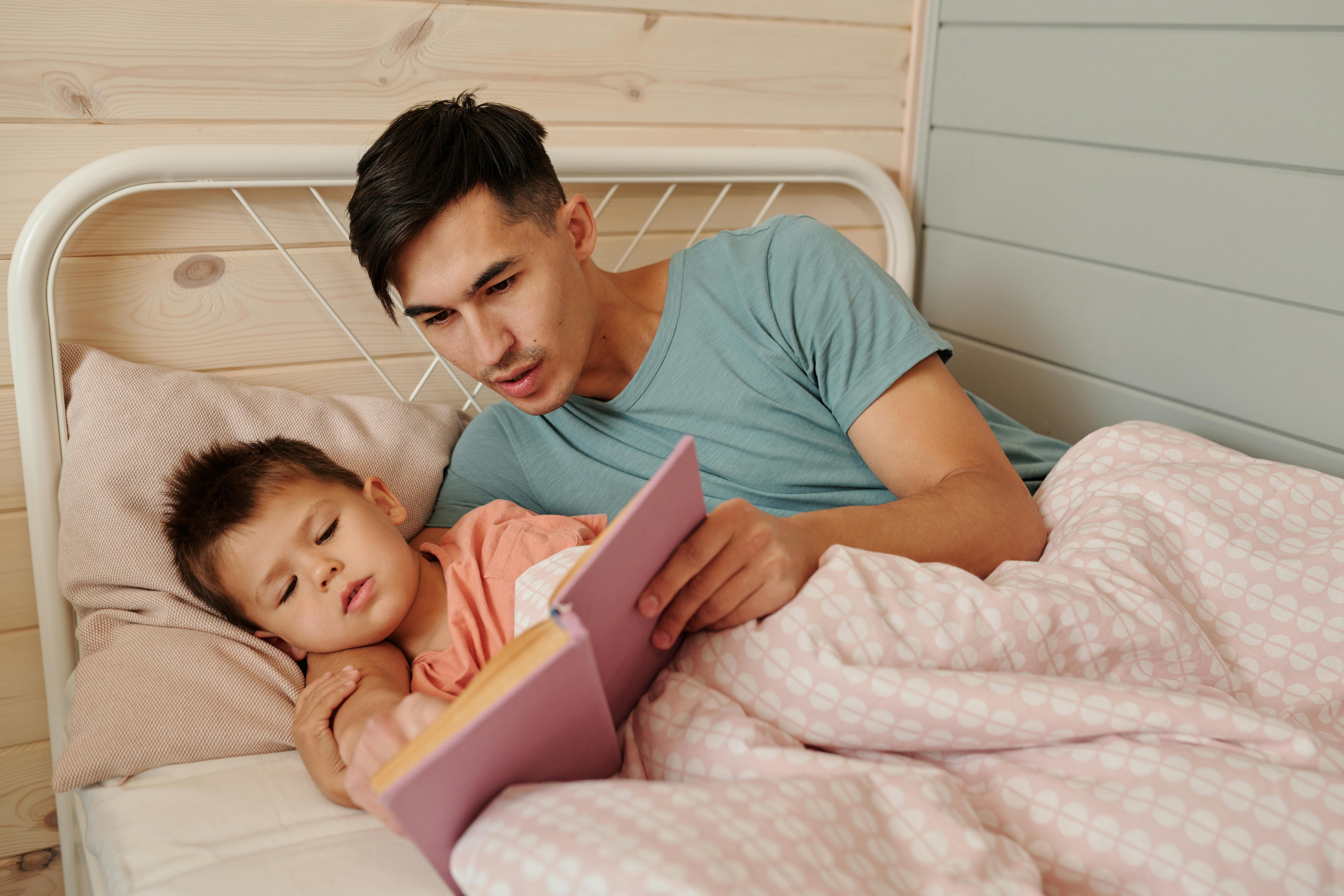 A man reading a bedtime story to a child | Source: Pexels