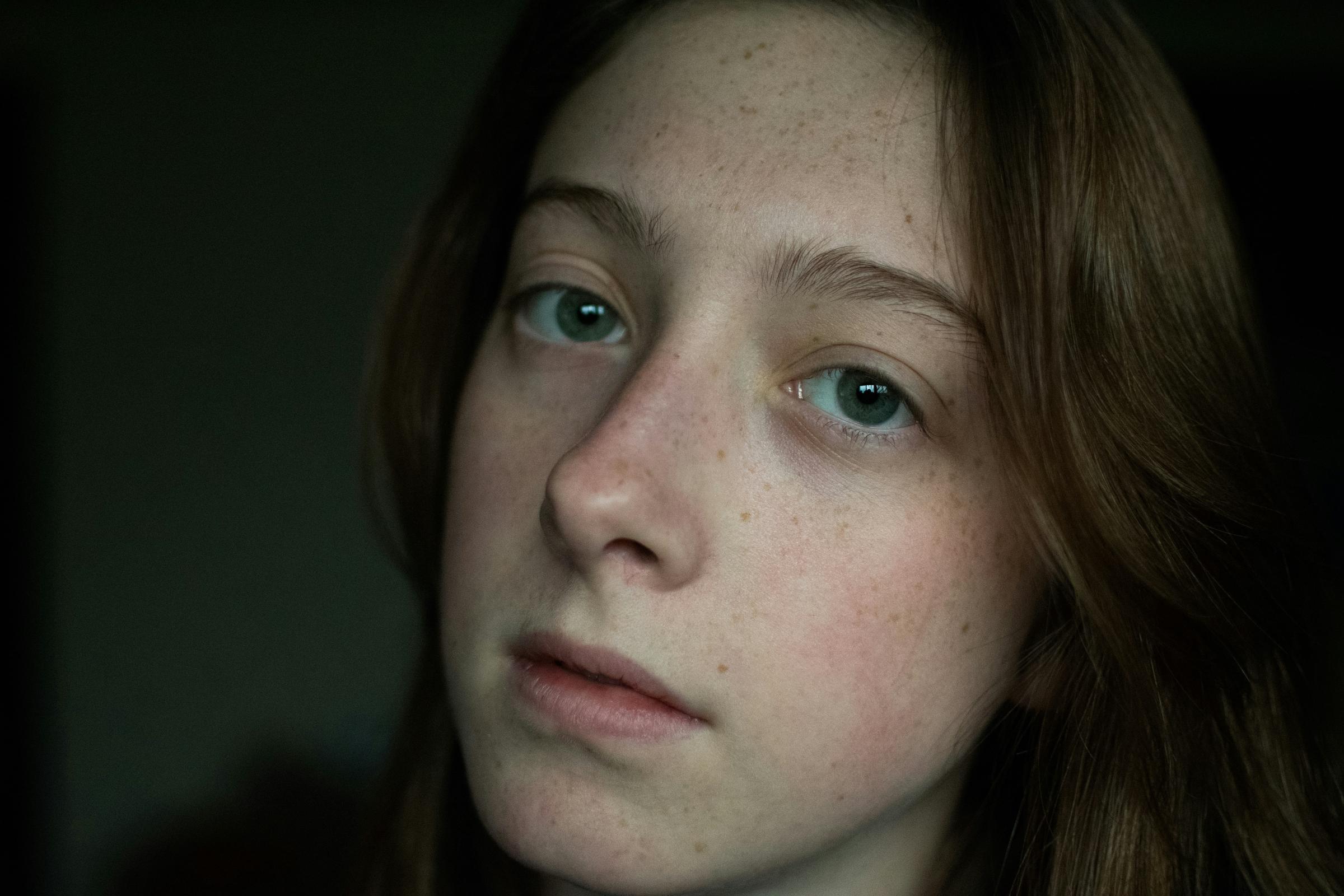 A melancholic young girl | Source: Unsplash
