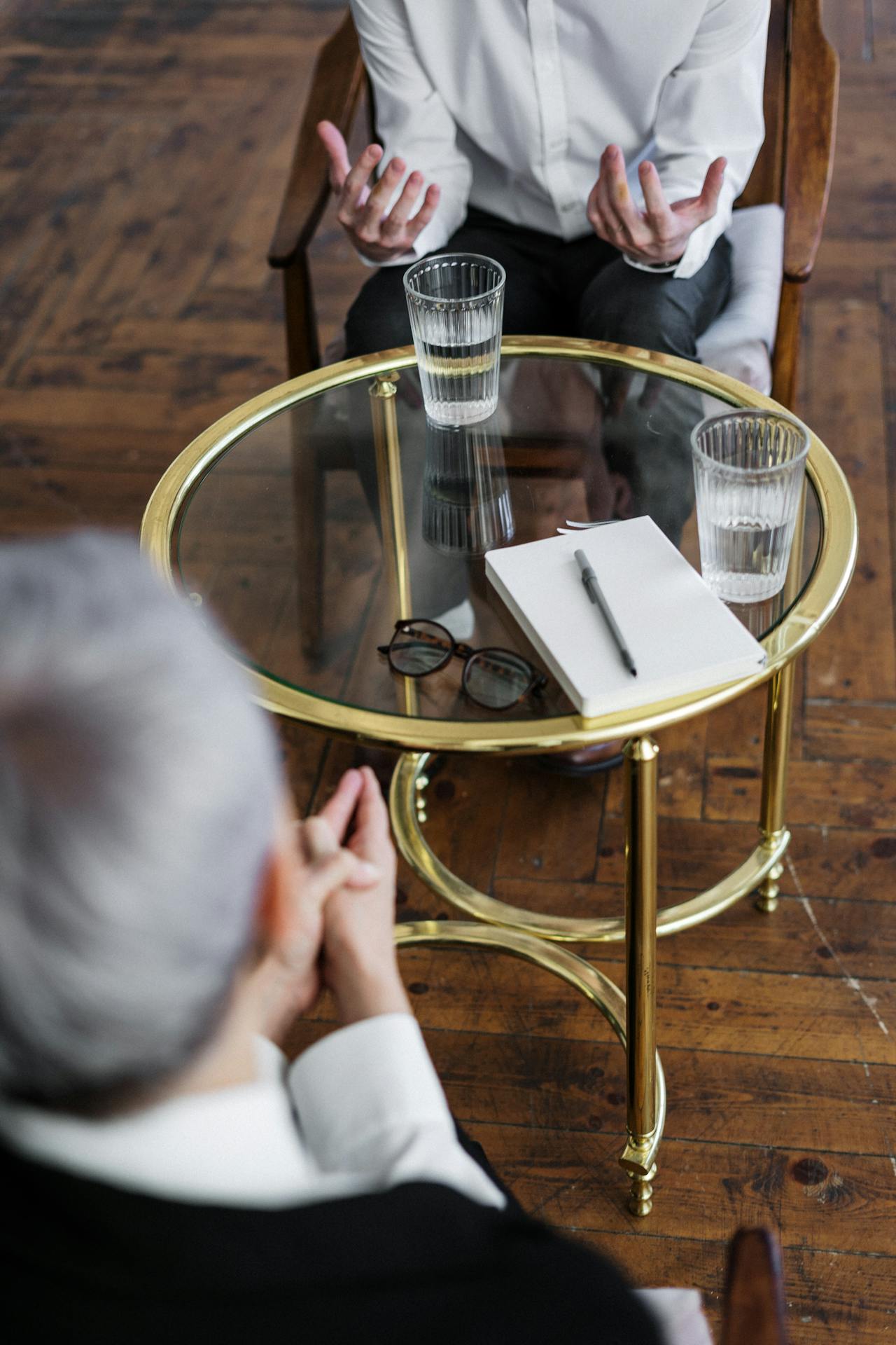 A man talking to a therapist | Source: Pexels
