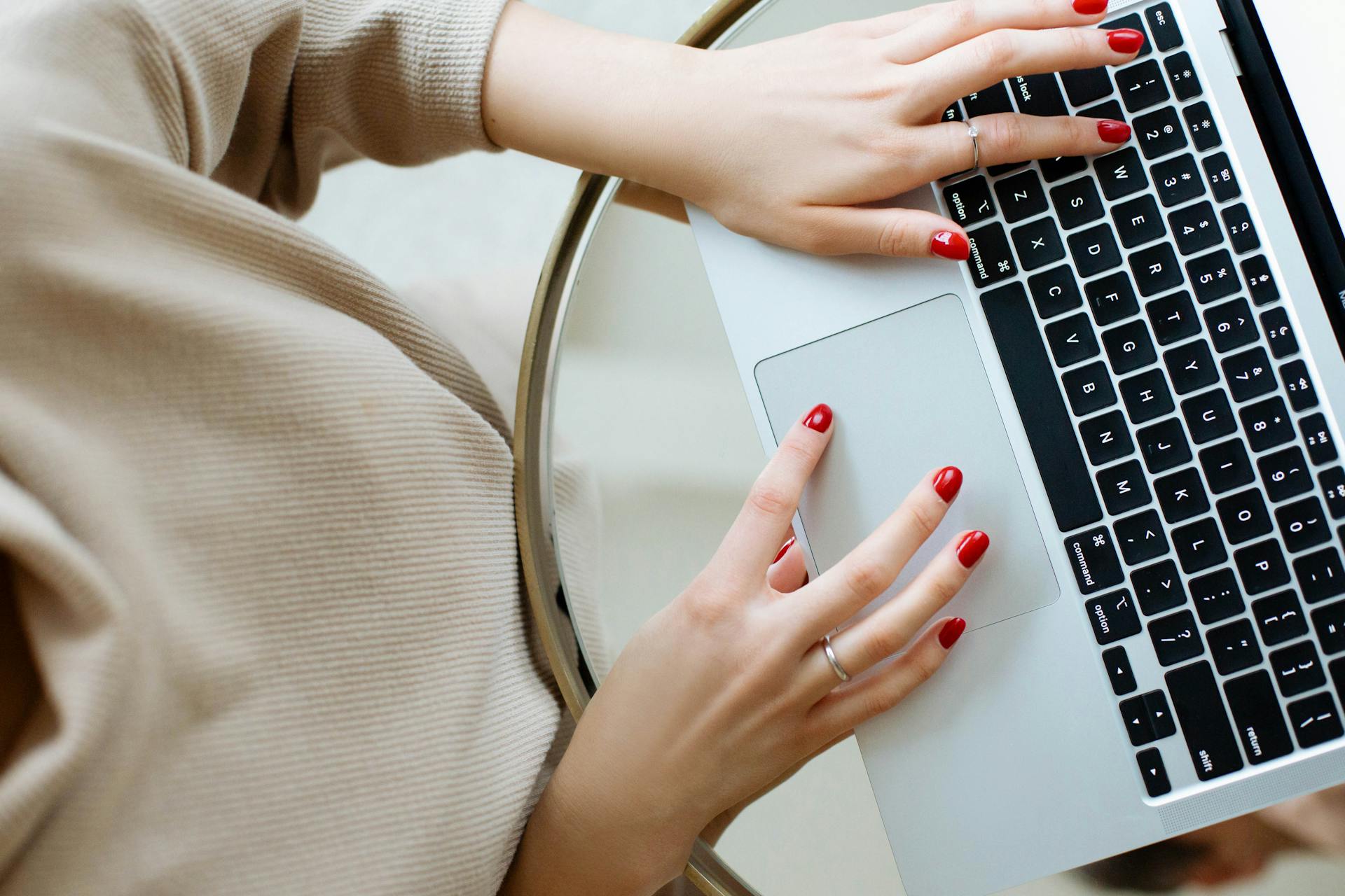A woman using her laptop | Source: Pexels
