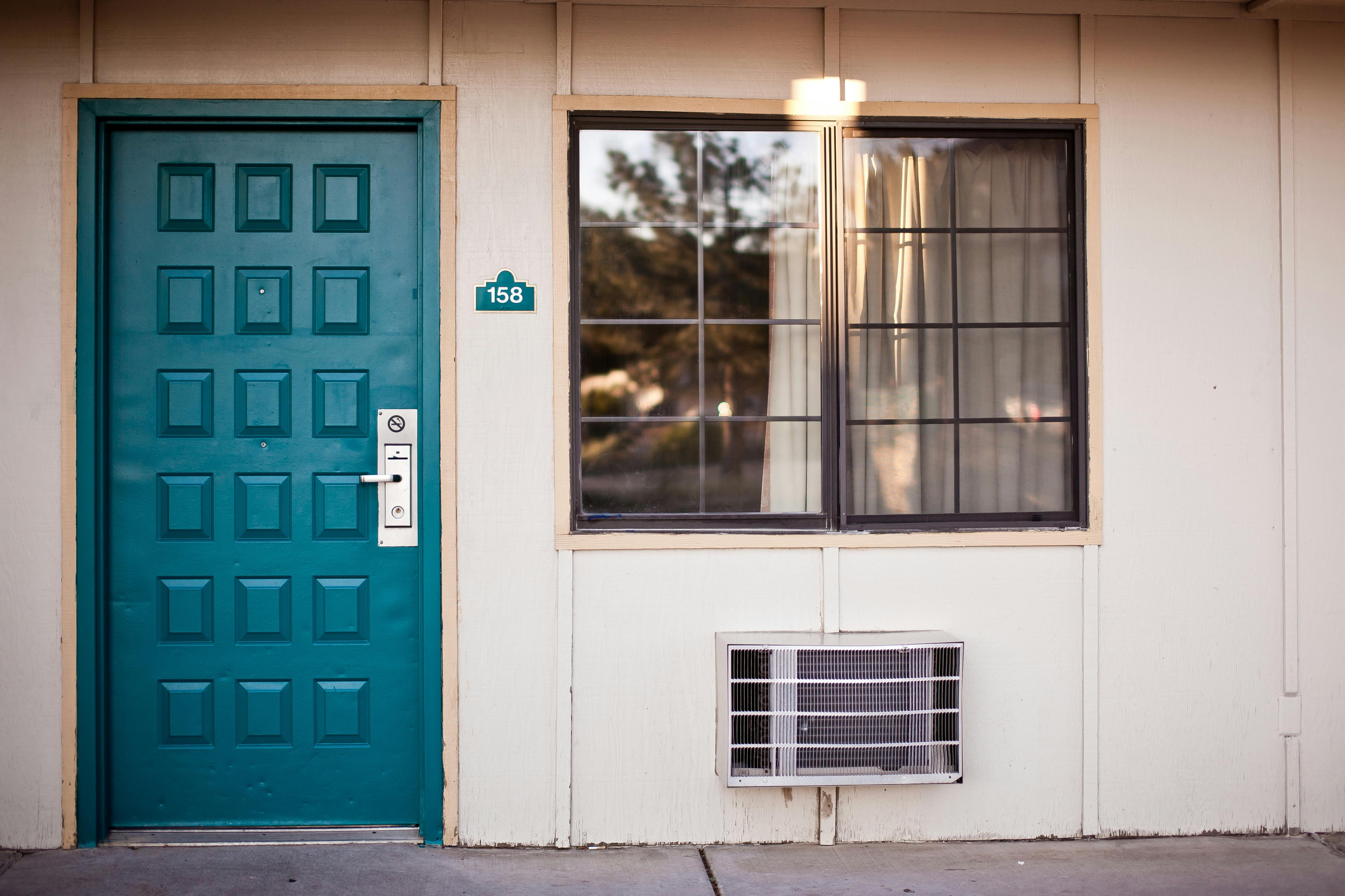 Exterior de um quarto de motel | Fonte: Pexels