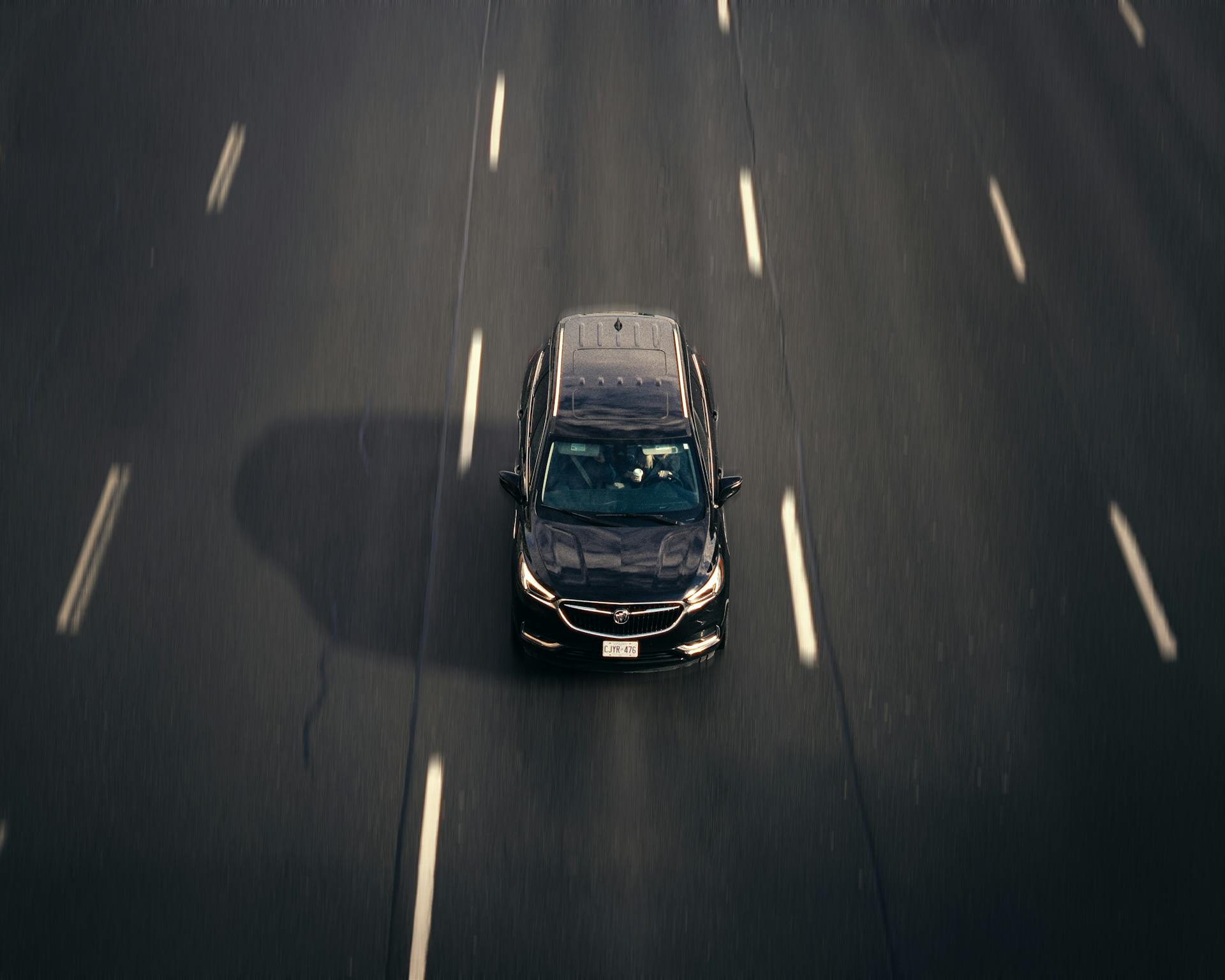 Um carro em uma rodovia | Fonte: Pexels
