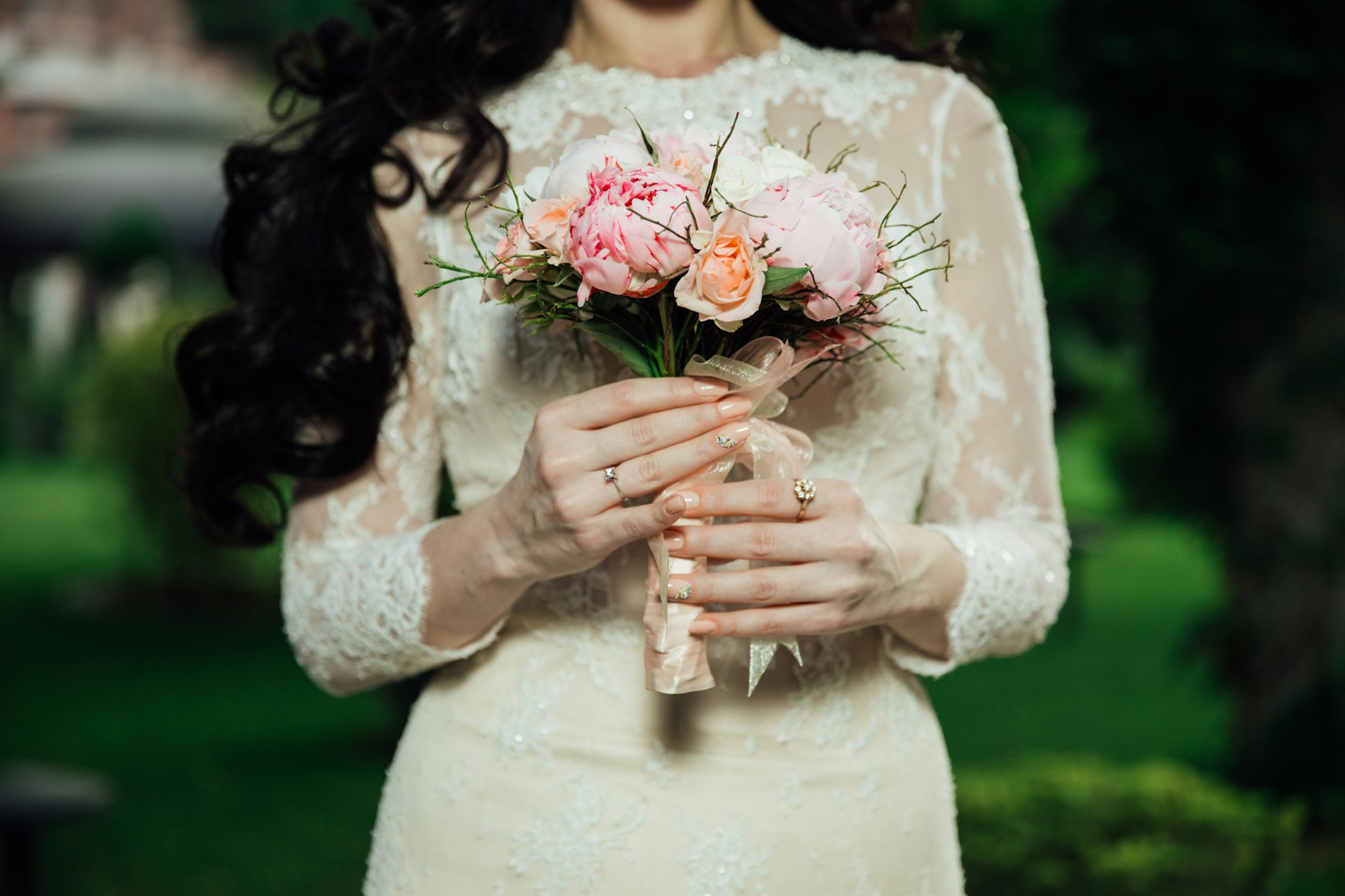 A bride holding a bouquet | Source: Unsplash