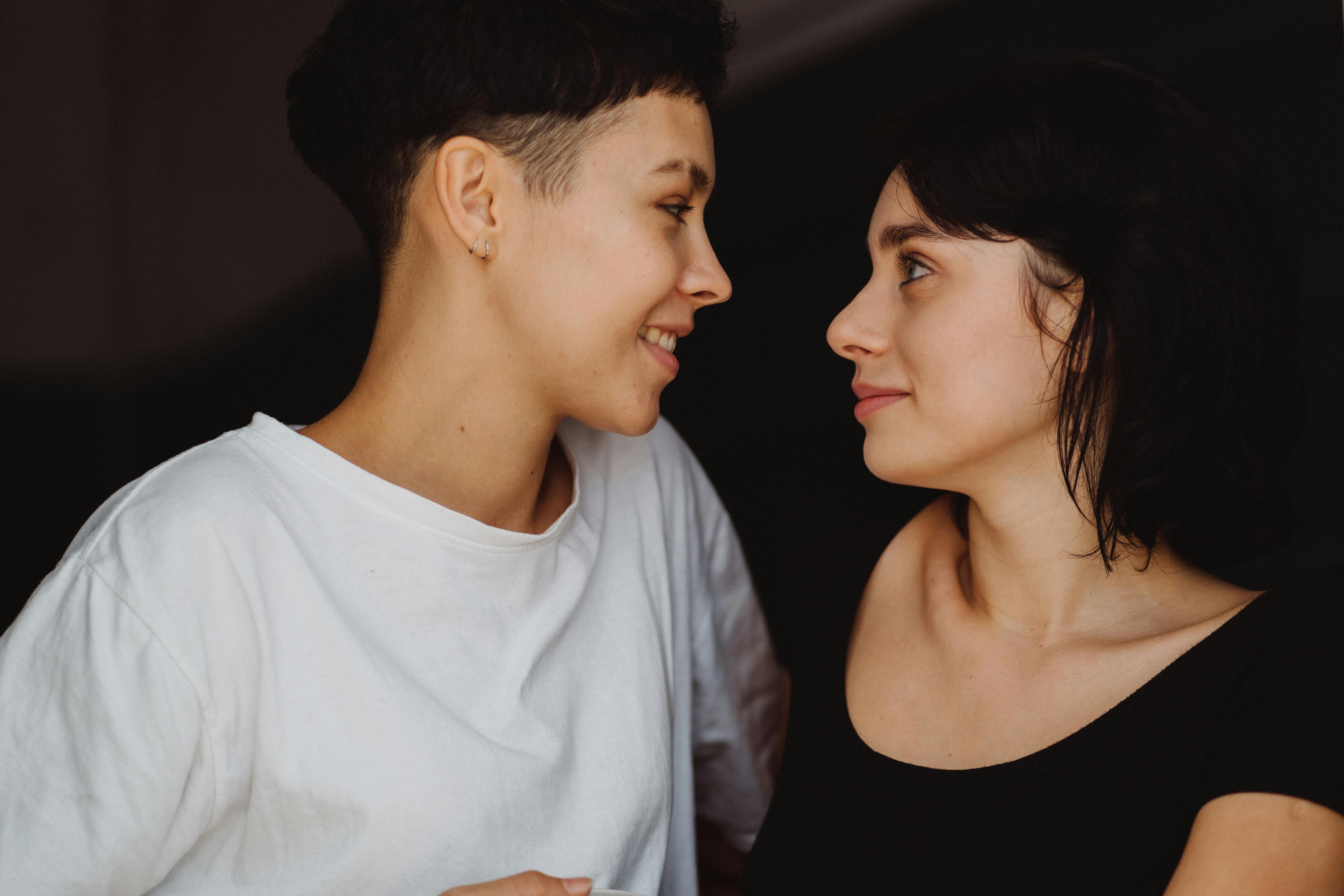 Couple looking at each other | Source: Pexels