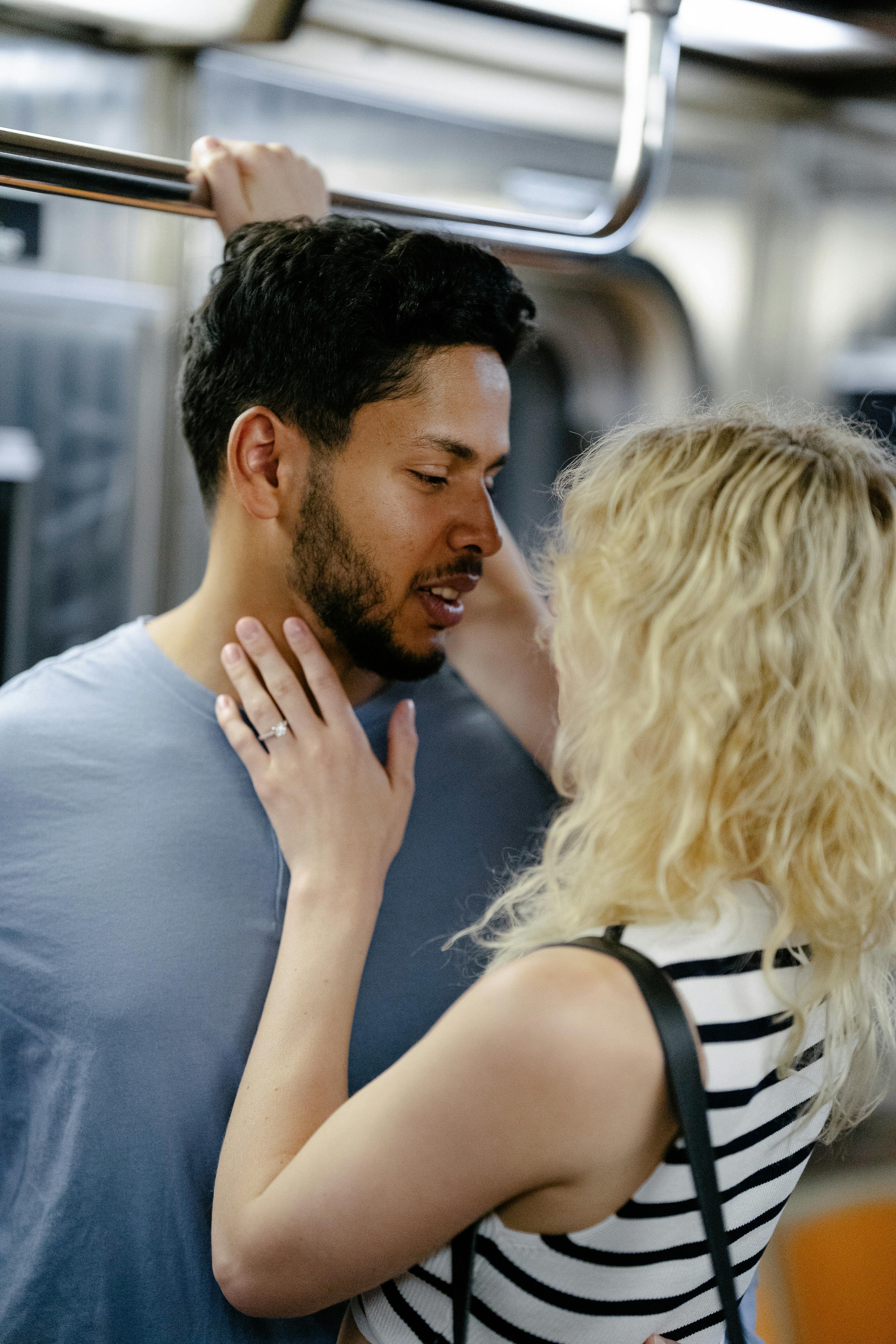 A couple in a loving embrace | Source: Pexels