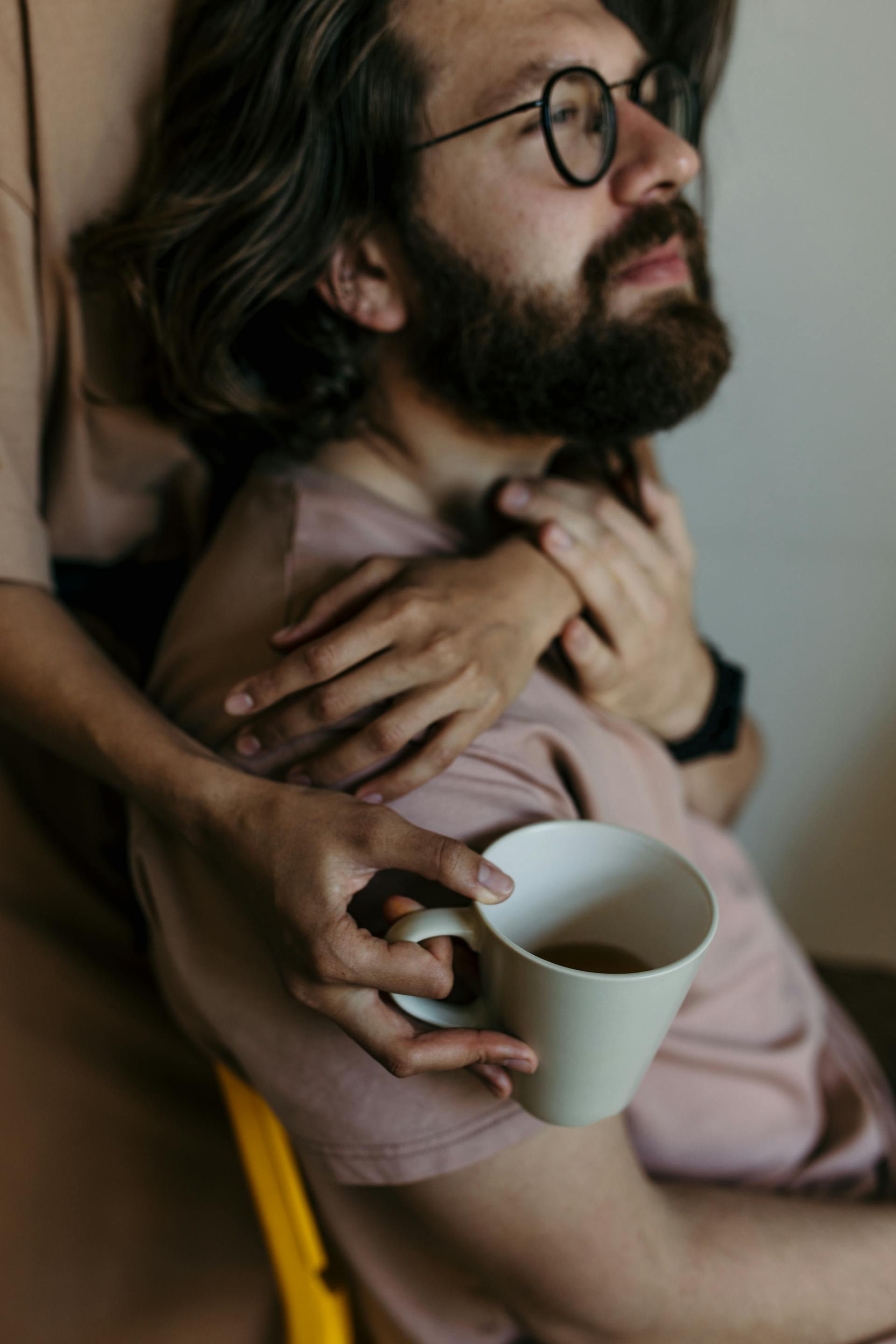 A woman comforting a man | Source: Pexels