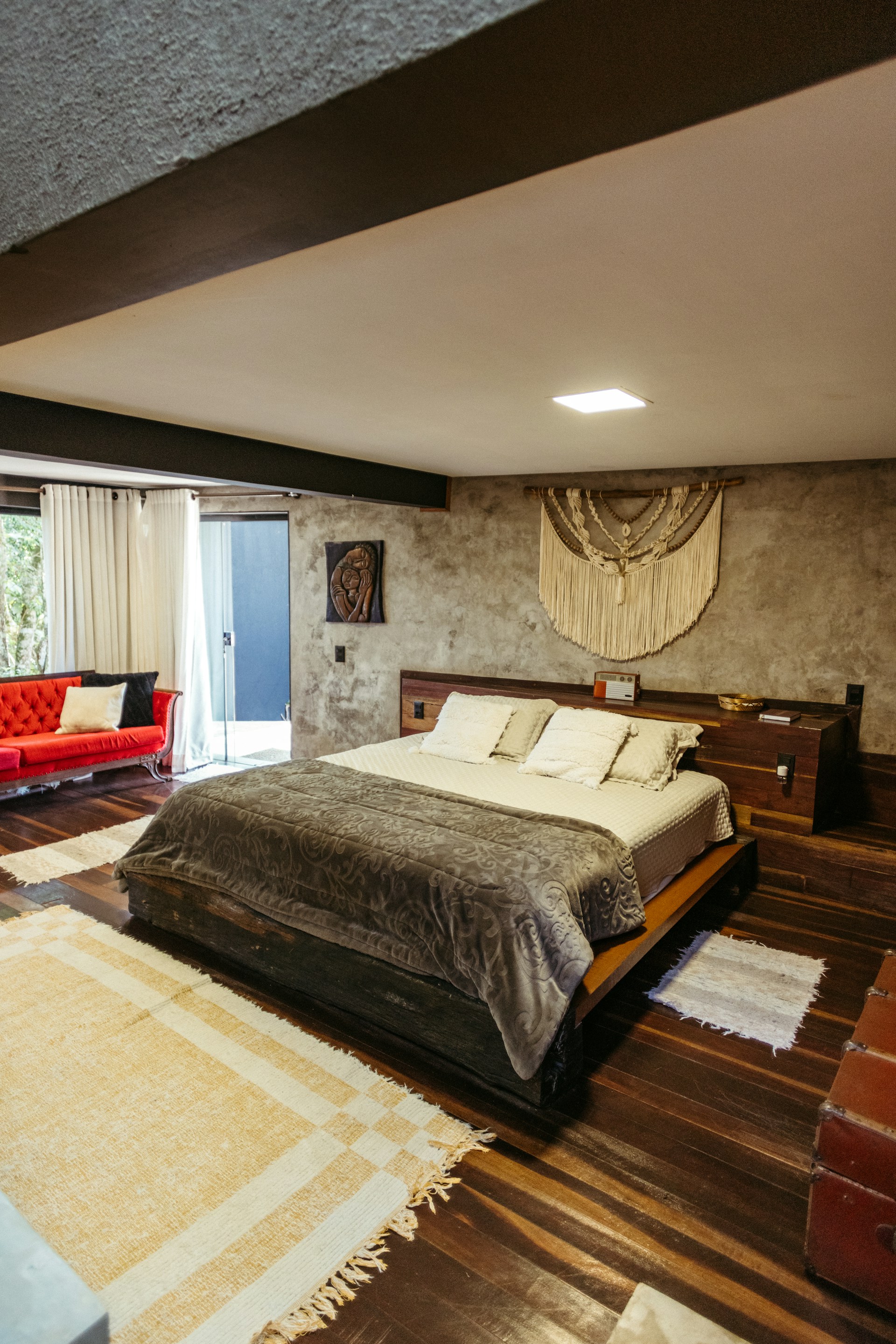 A cozy bedroom | Source: Unsplash