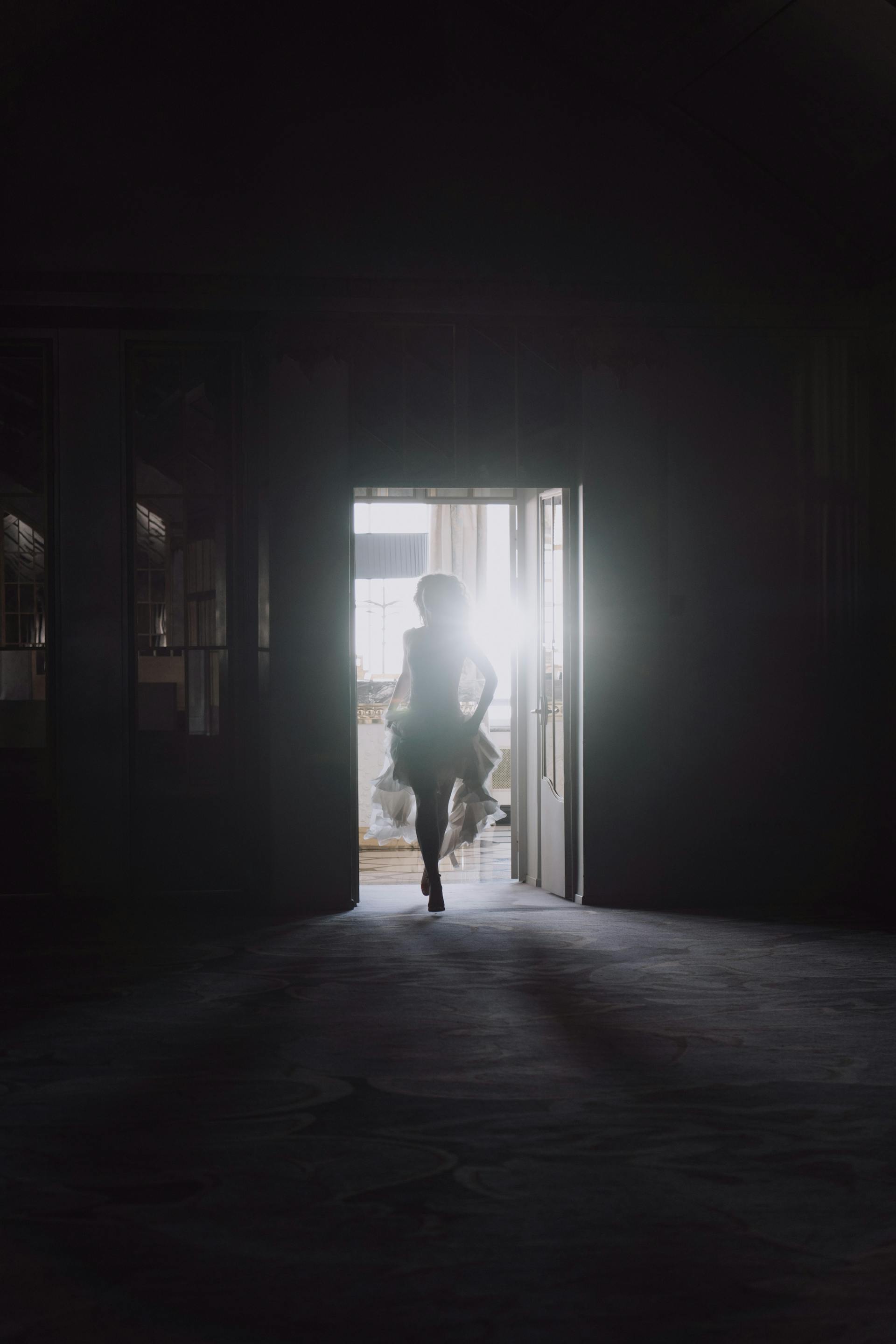 A woman running into a house | Source: Pexels