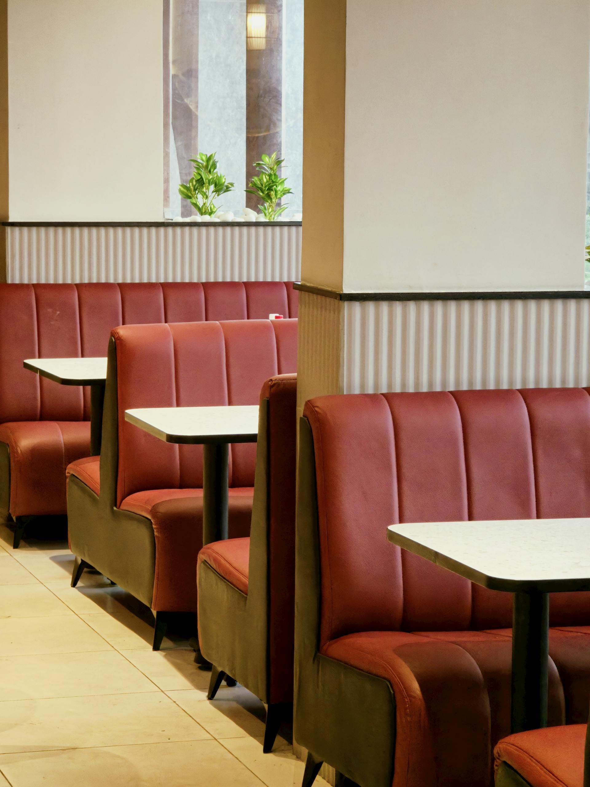 Empty seats in a restaurant | Source: Pexels