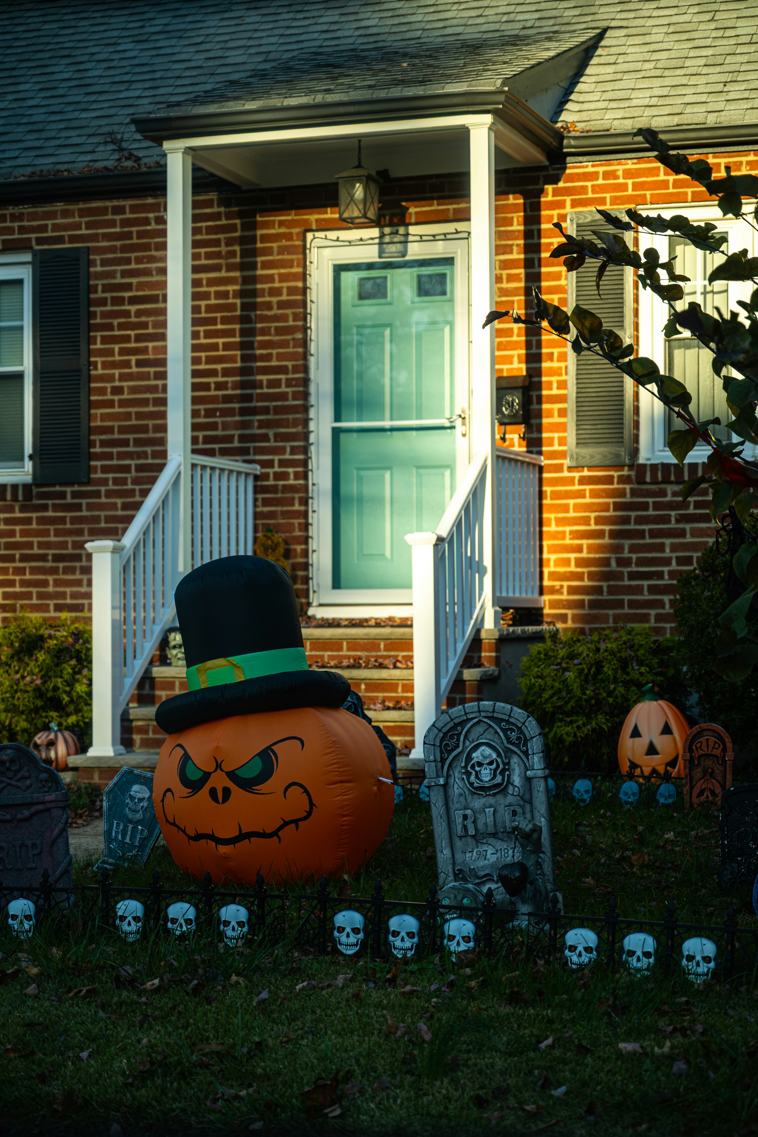 Outdoor Halloween decorations | Source: Unsplash