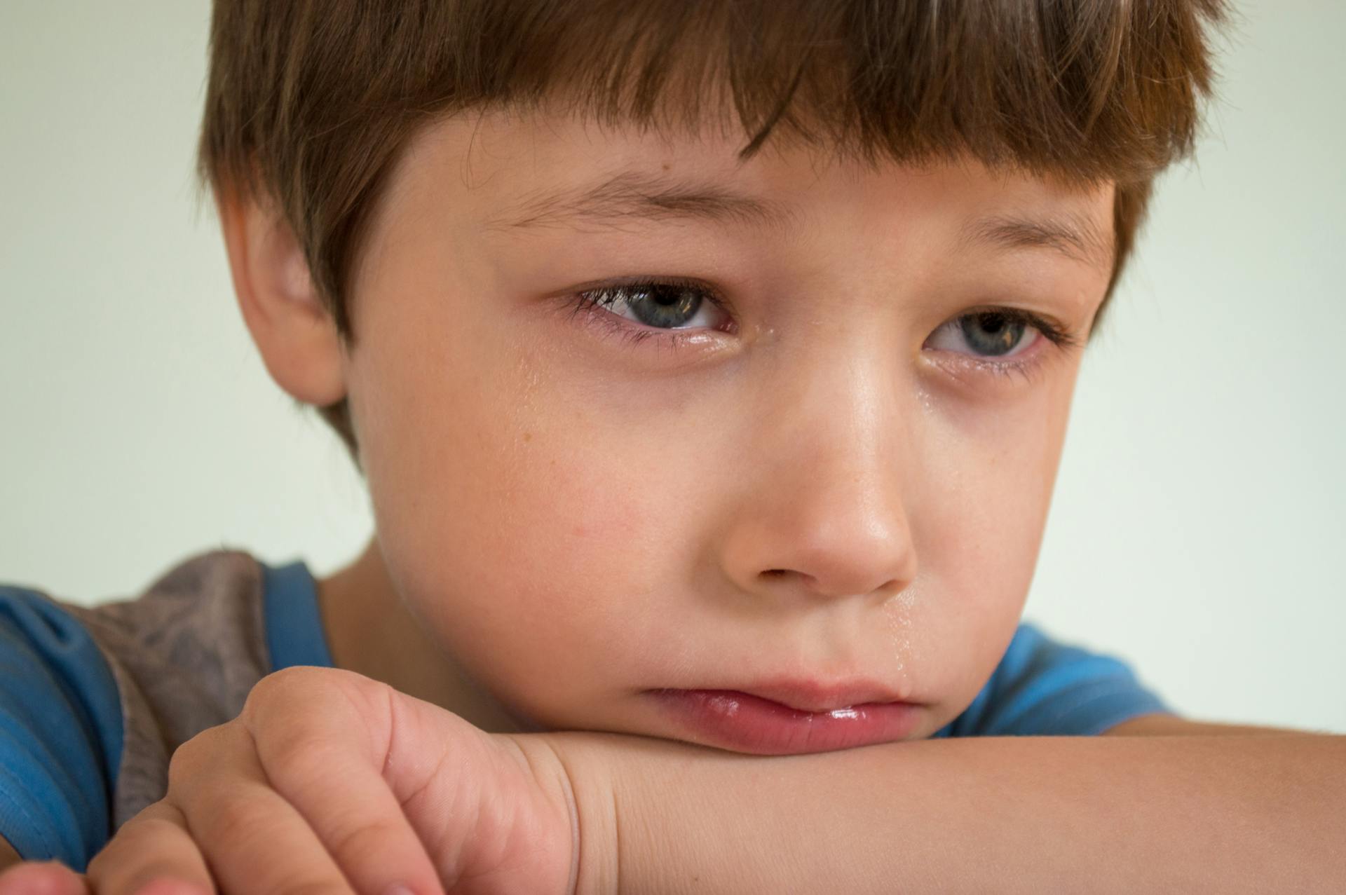 A little boy lost in thought | Source: Pexels