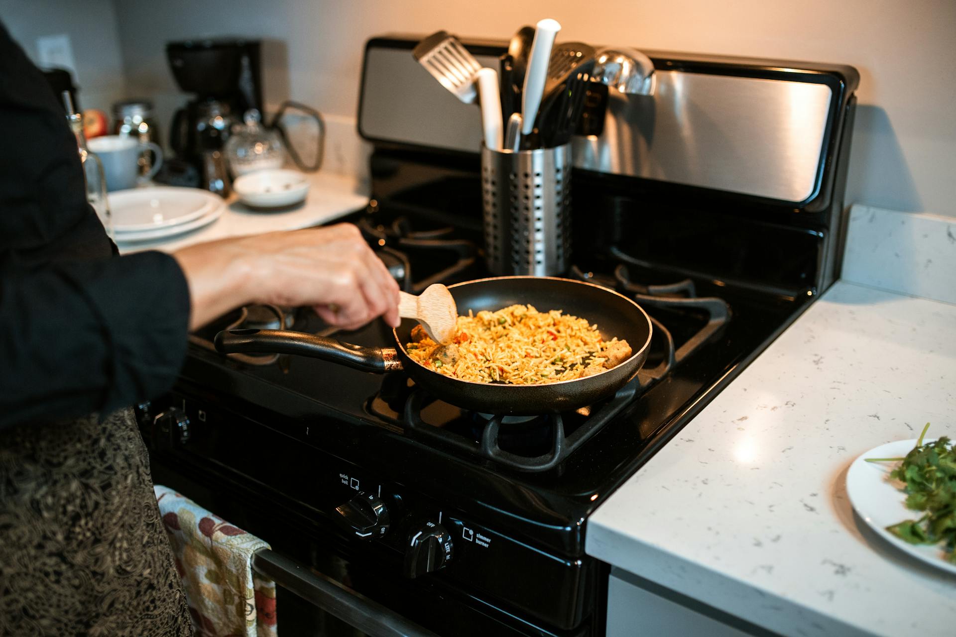 A woman cooking dinner | Source: Pexels