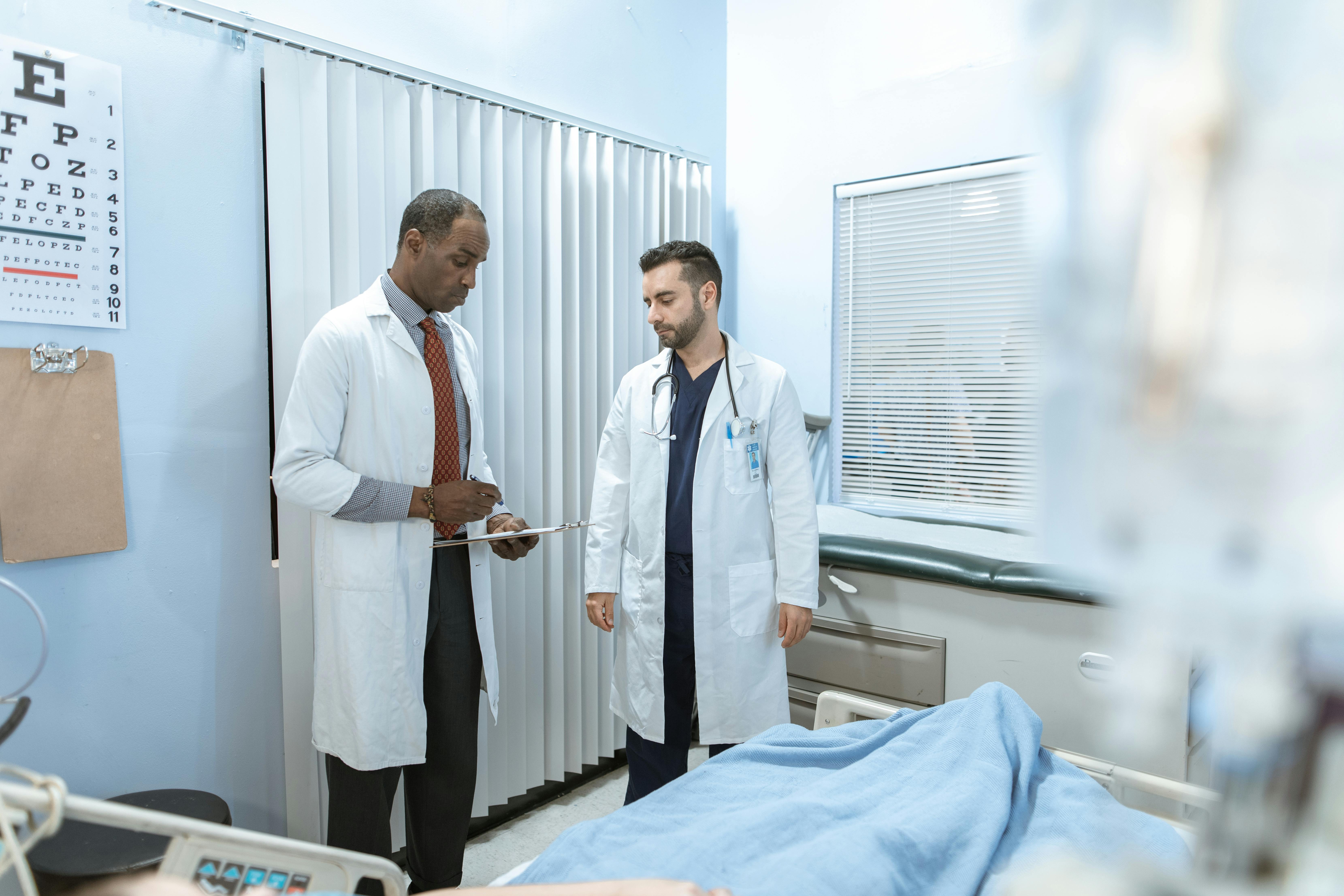 Doctors discussing a patient | Source: Pexels
