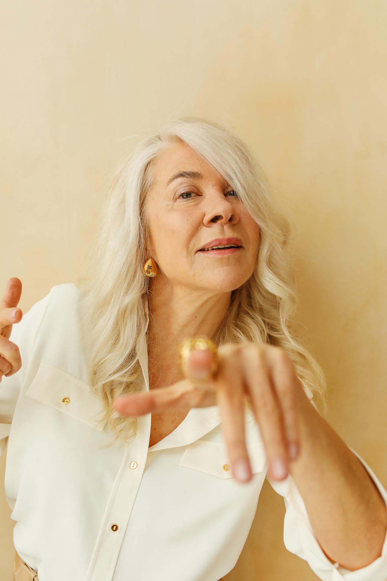 A senior woman pointing her finger | Source: Pexels