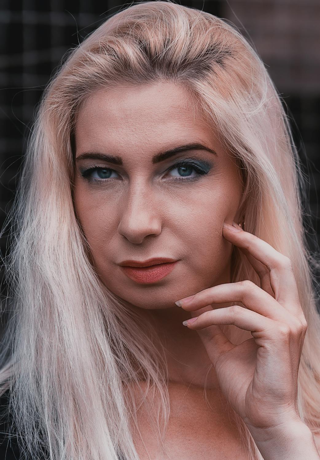 A serious blonde woman | Source: Pexels