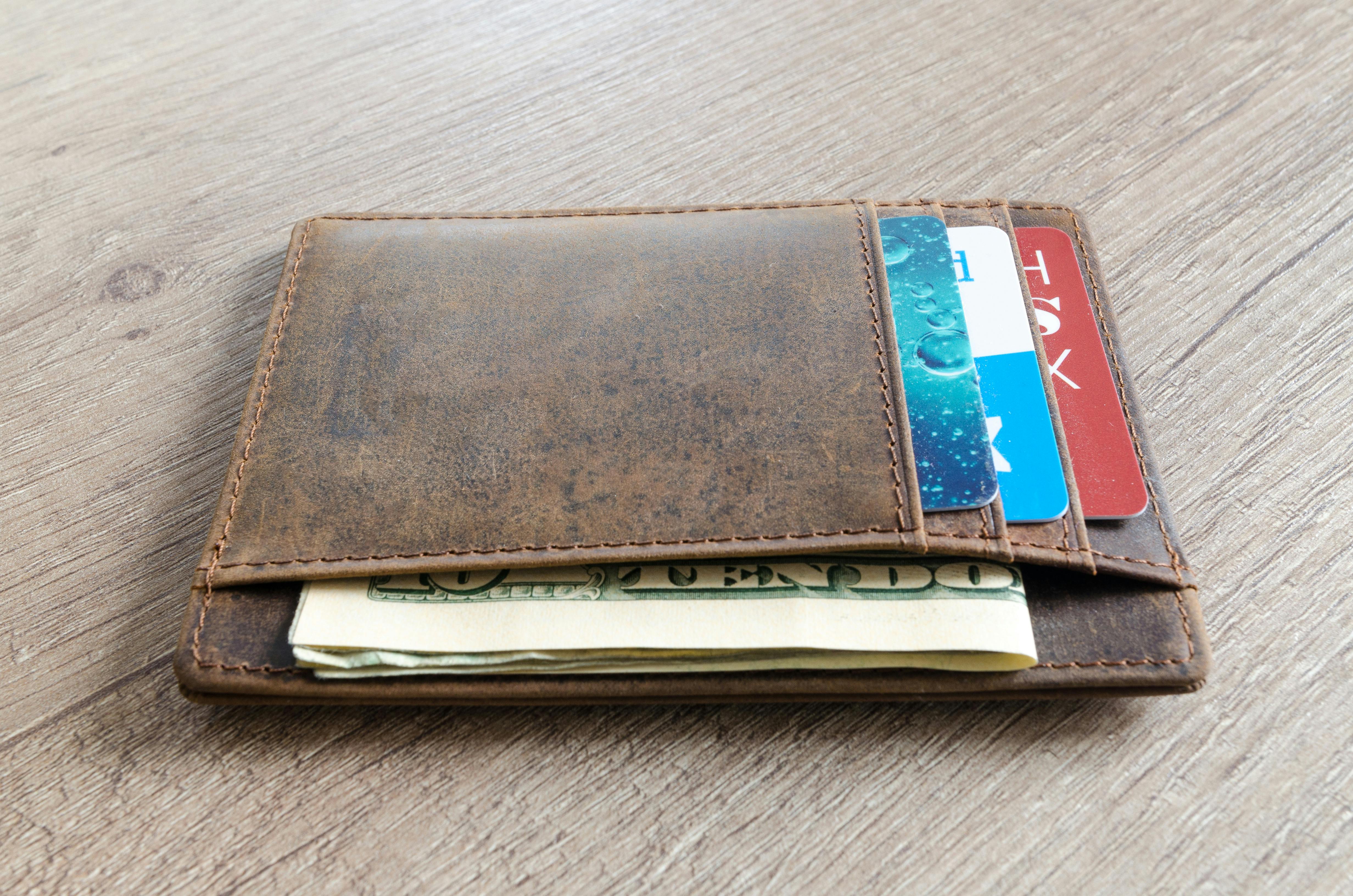 A wallet on a table | Source: Pexels