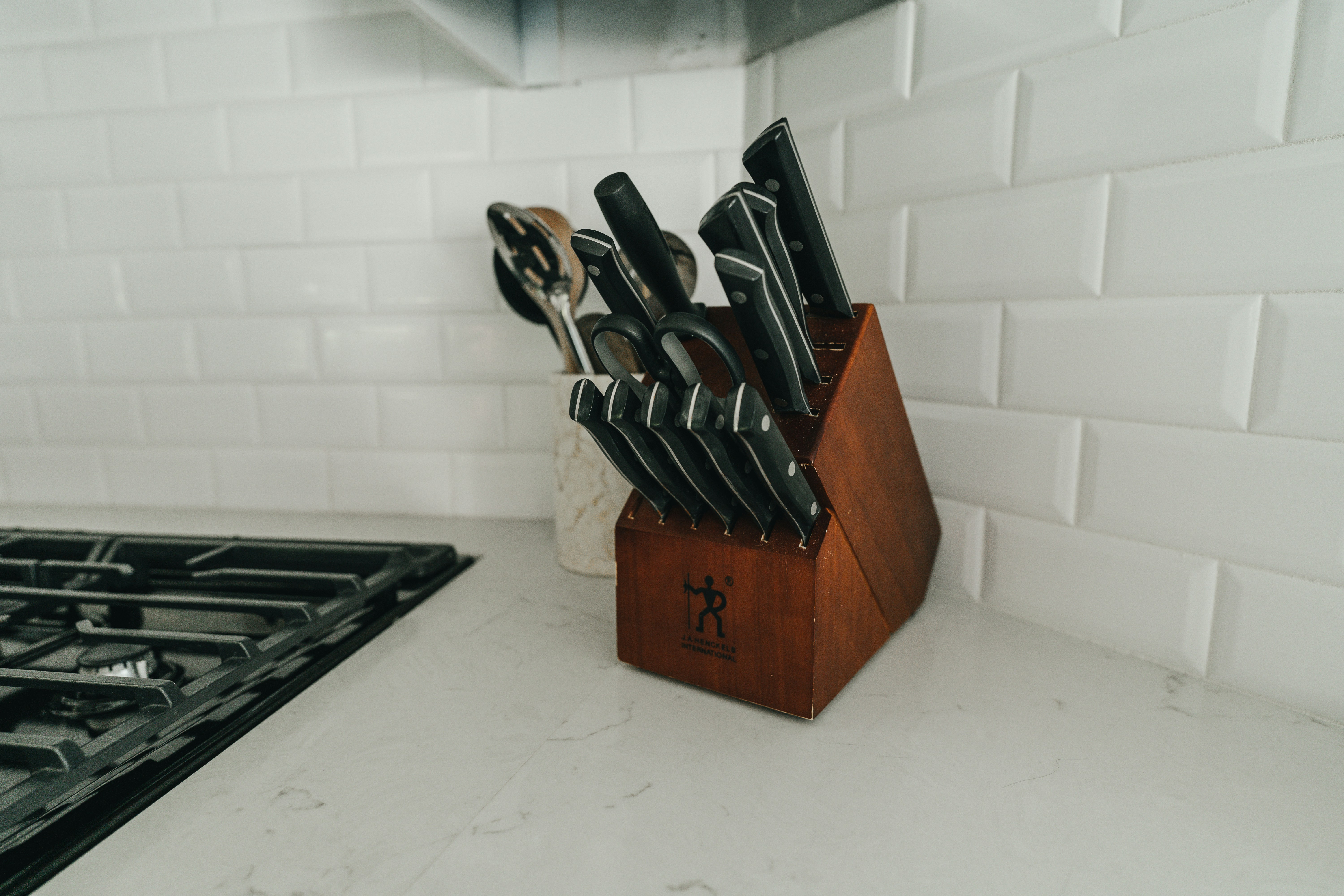 Um bloco de facas em um balcão de cozinha | Fonte: Unsplash