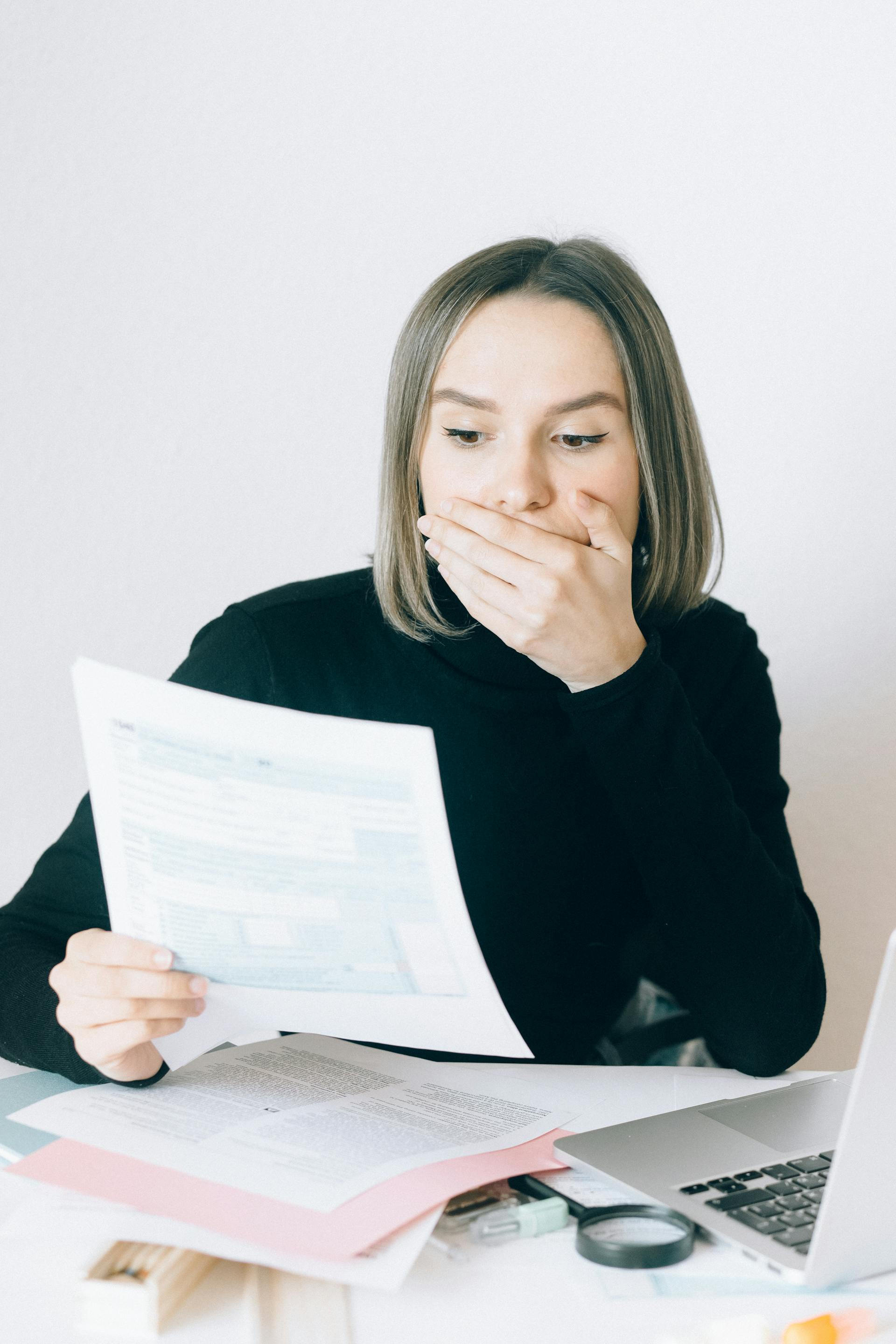 A shocked woman reading something | Source: Pexels