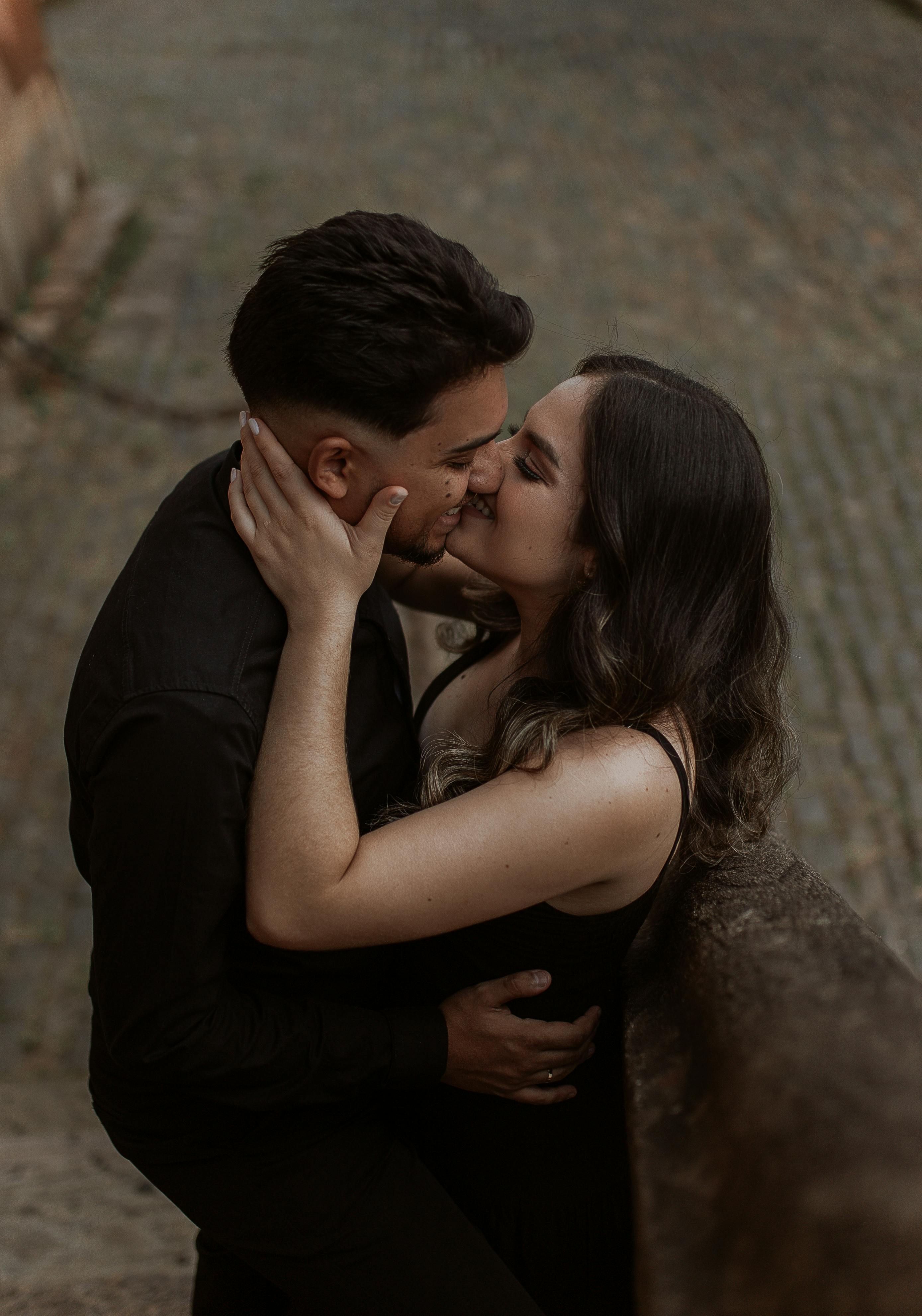 A couple kissing | Source: Pexels