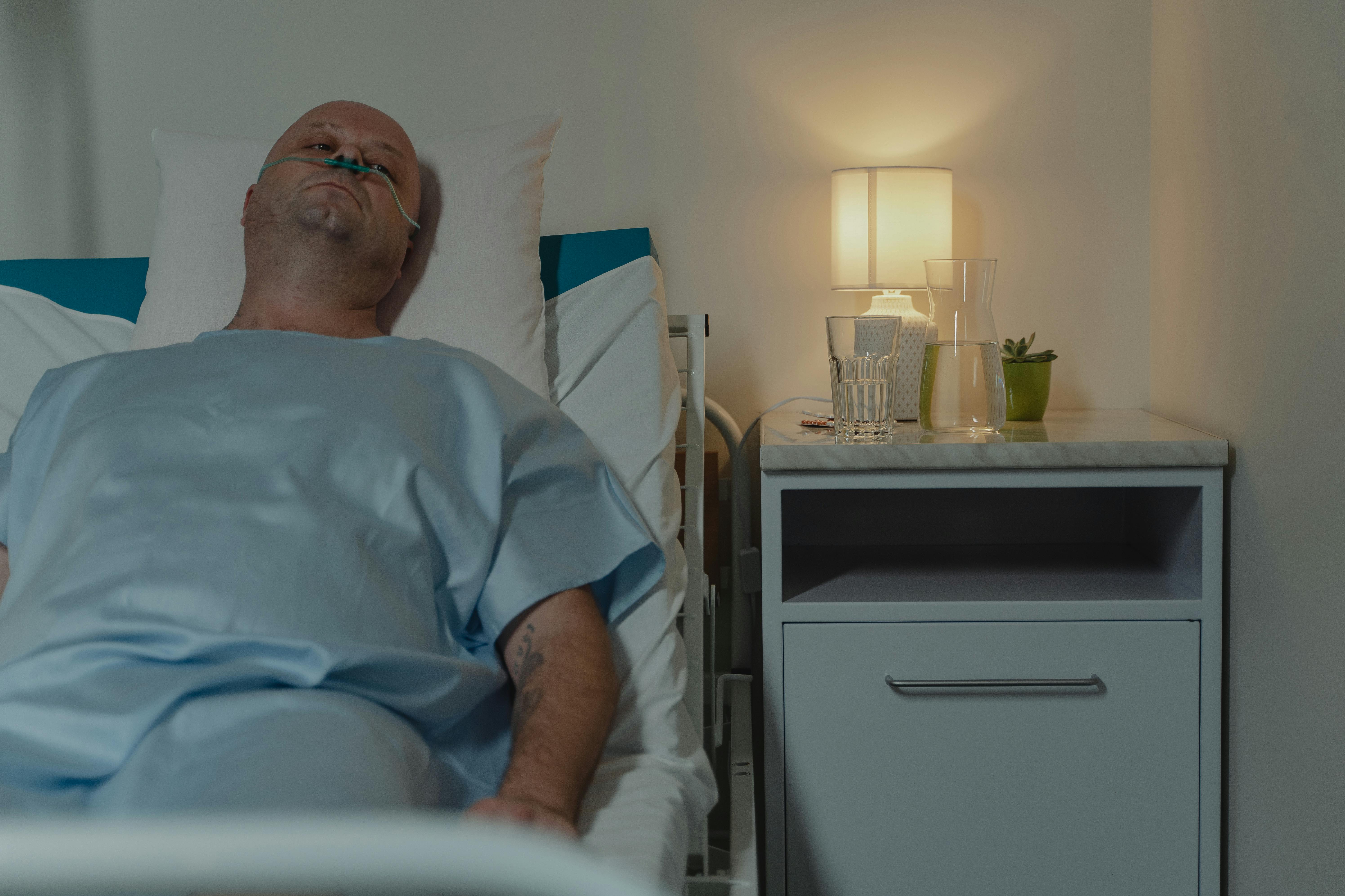 A sick man in a hospital bed | Source: Pexels