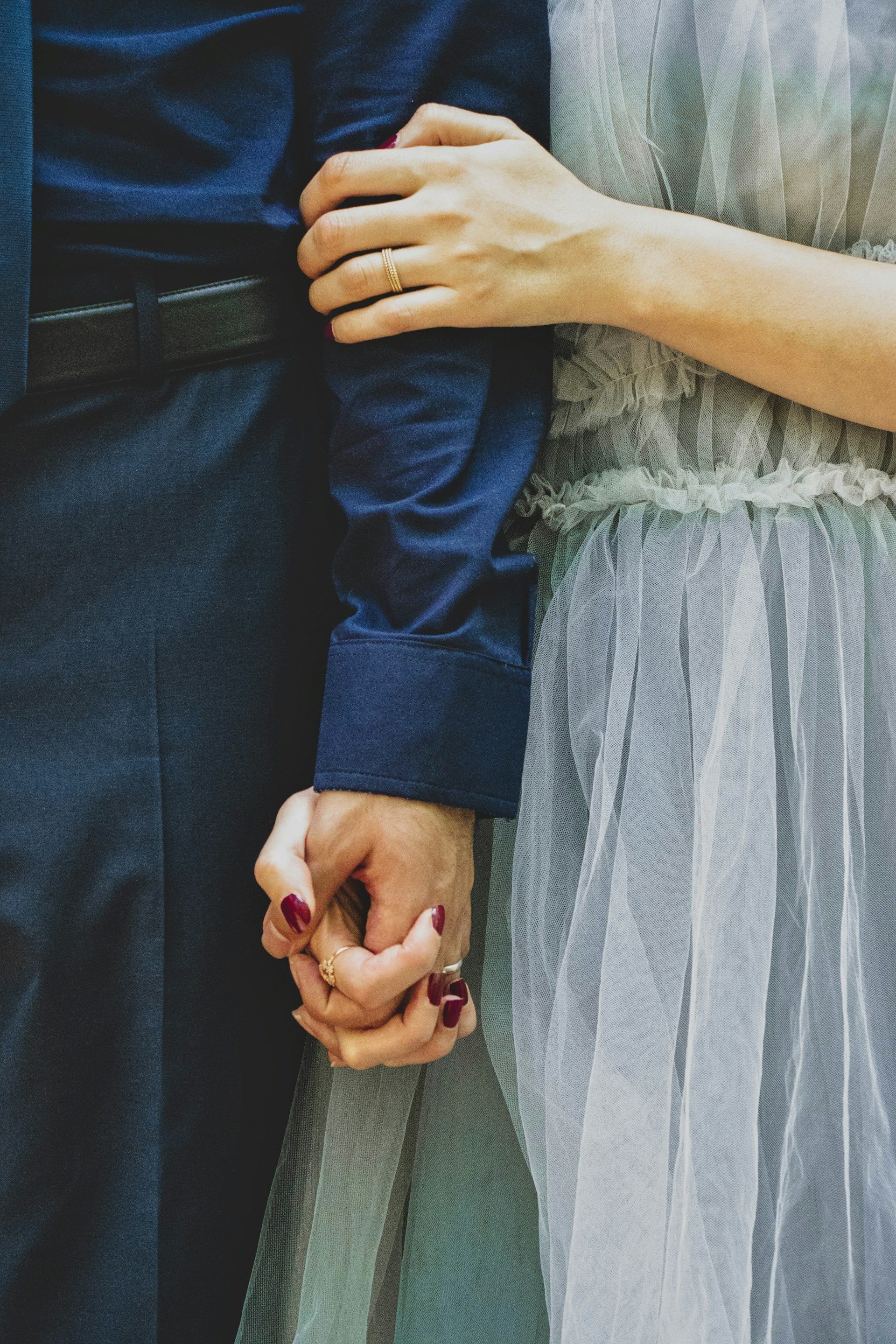 A couple holding hands | Source: Unsplash