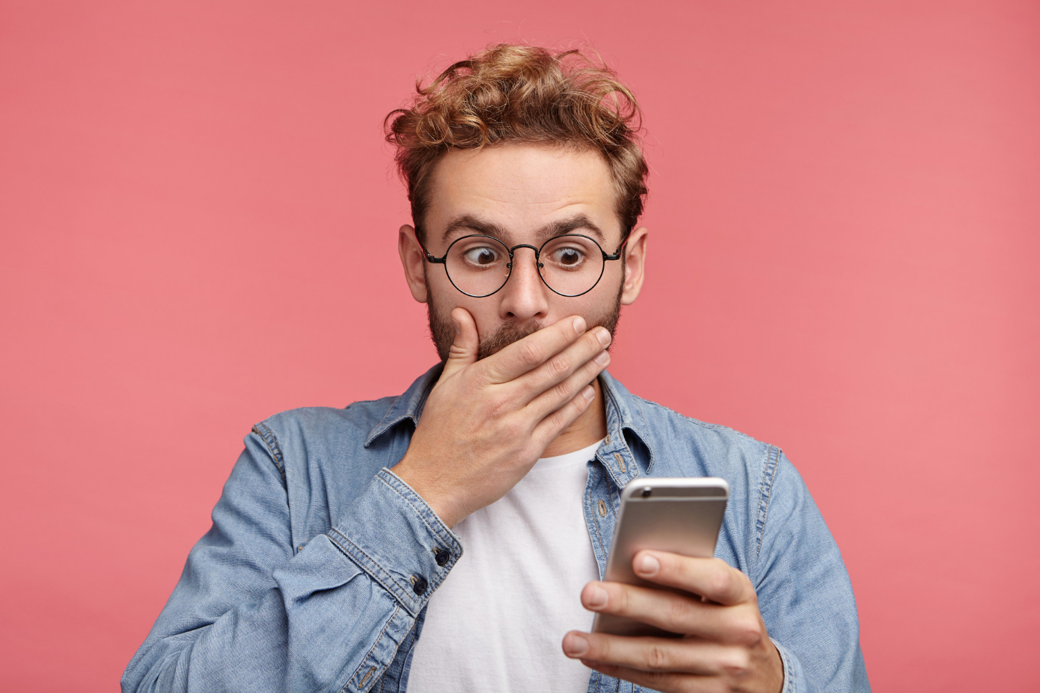 A startled man looking at his phone | Source: Freepik