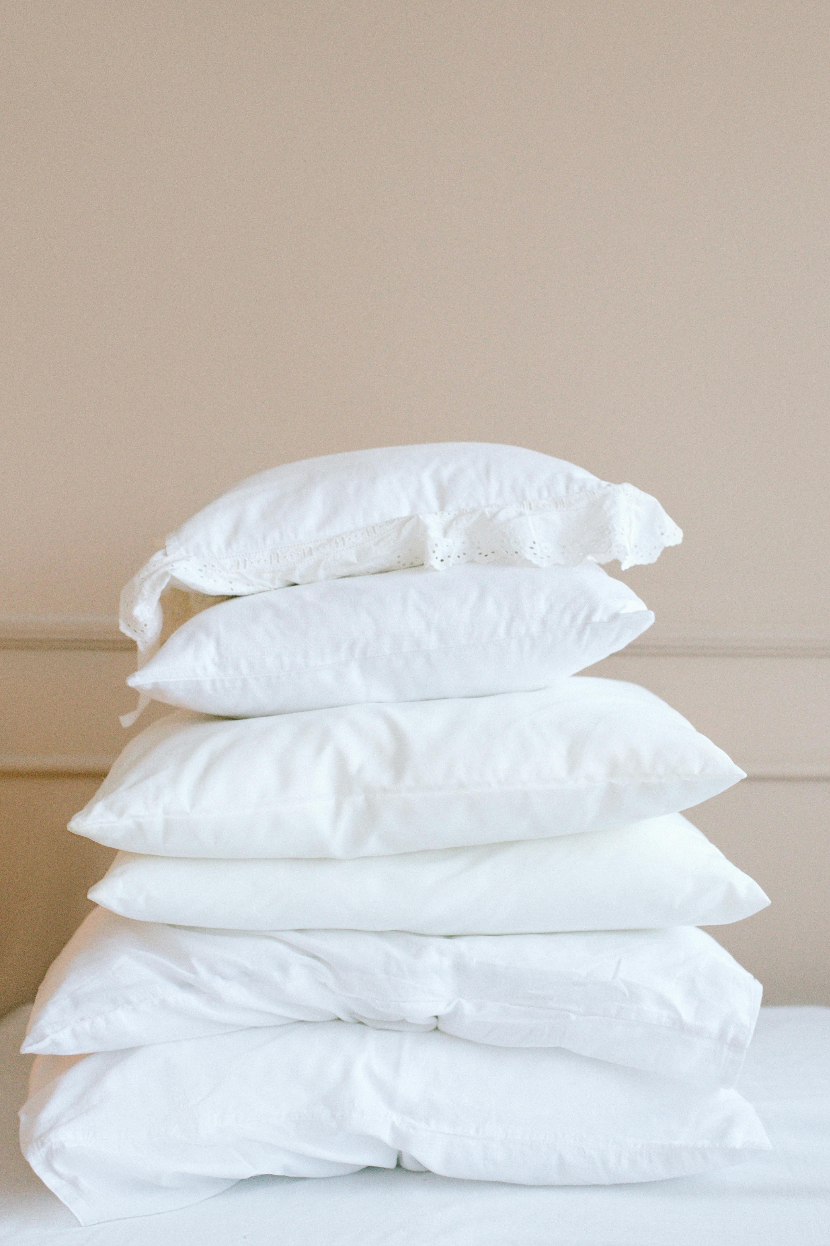 A stack of white pillows | Source: Pexels