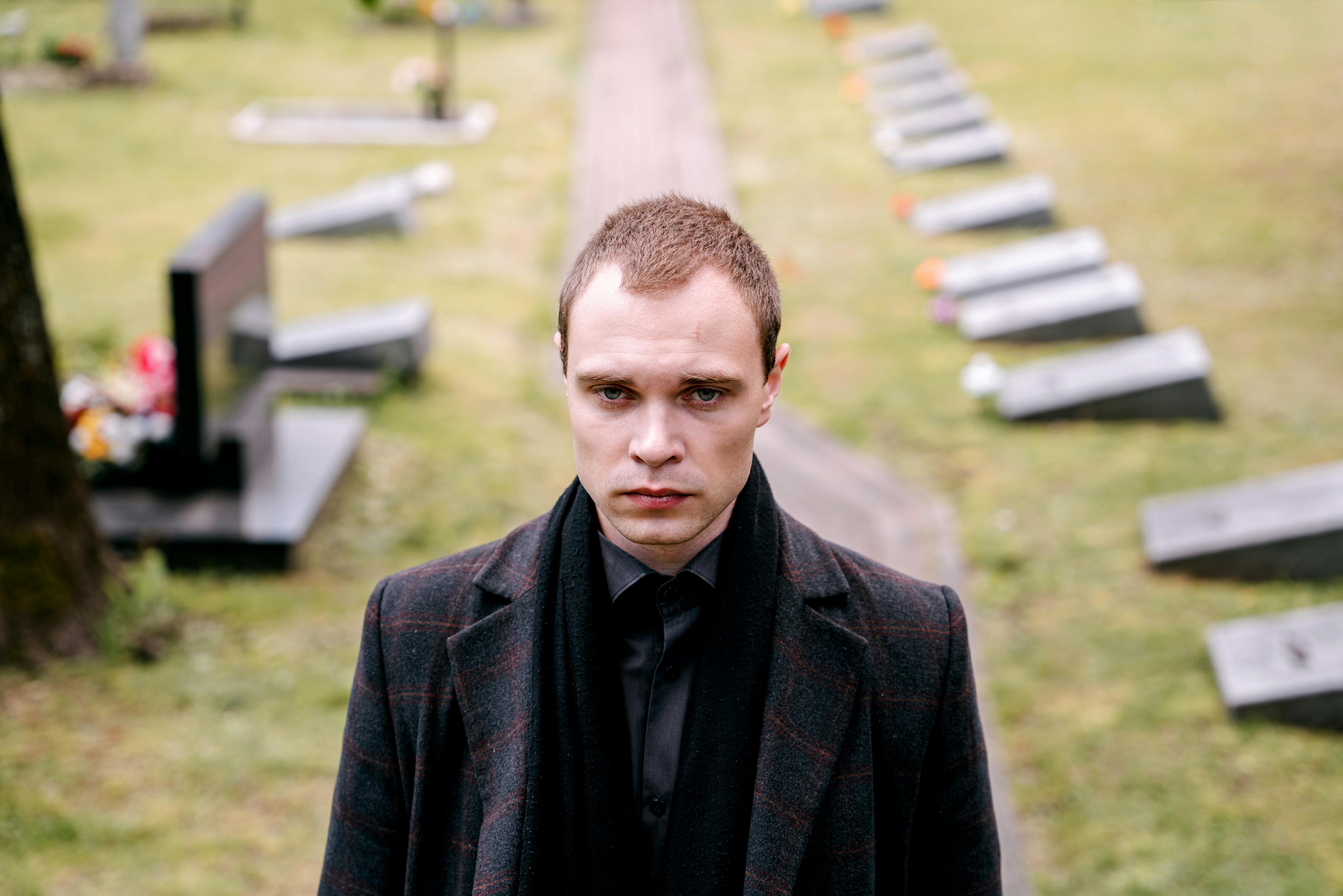 A man standing in a cemetery | Source: Pexels