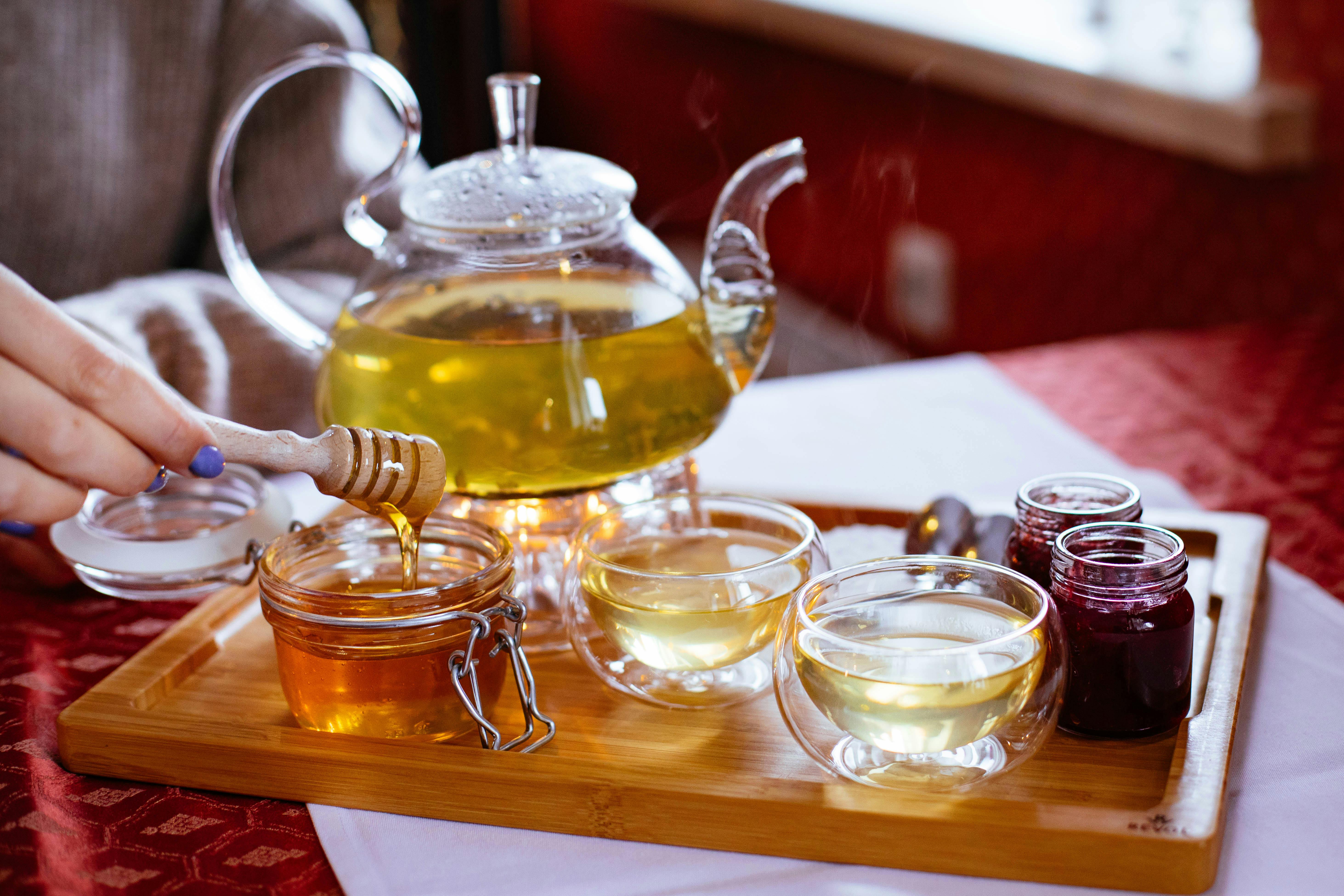 Cups of tea and honey | Source: Pexels
