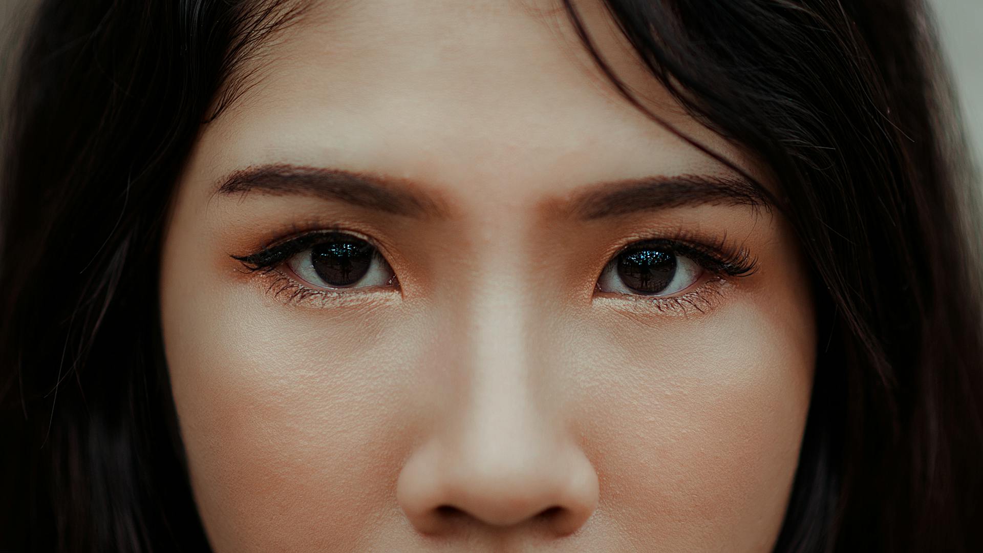 A woman looking straight ahead | Source: Pexels