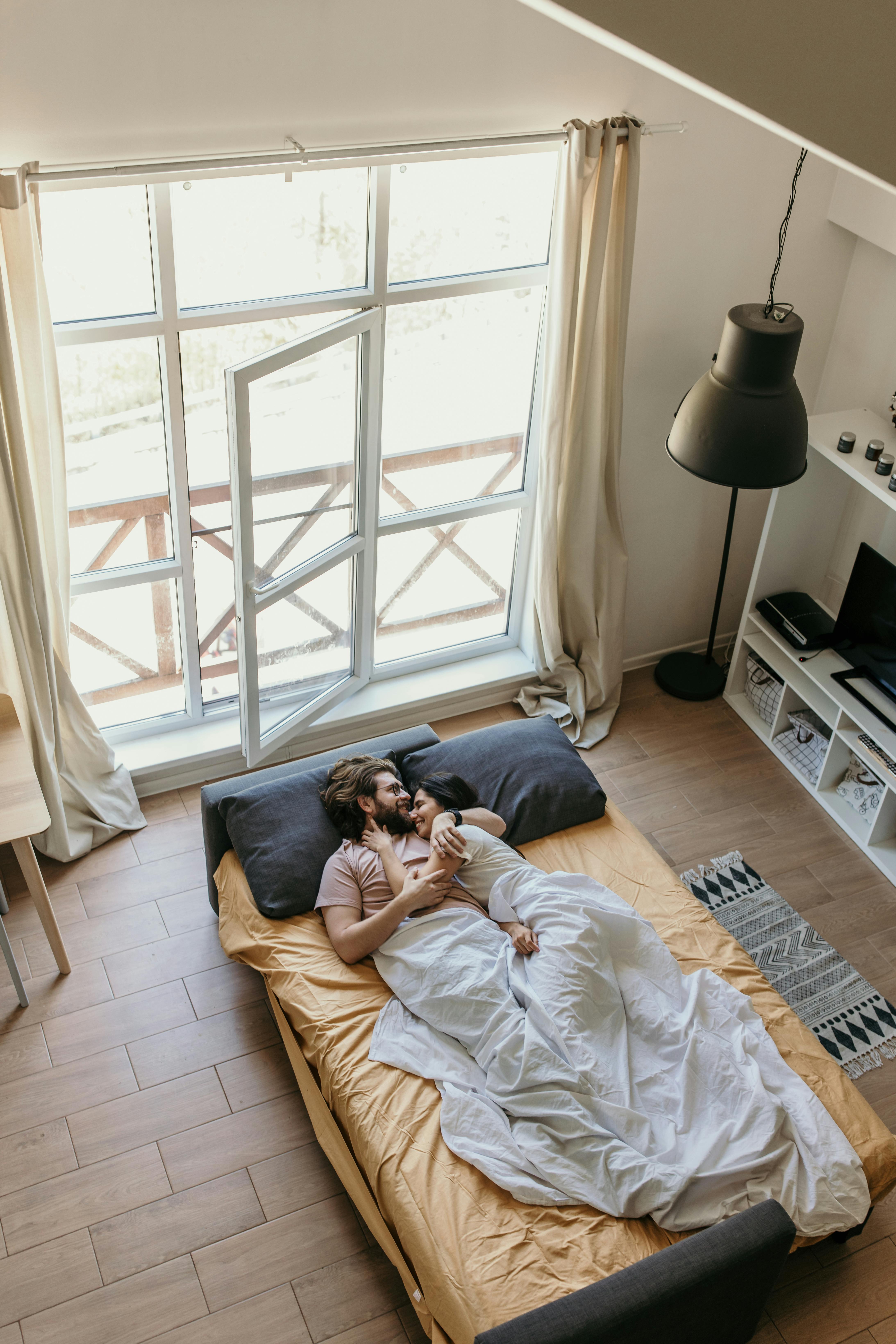 A couple in bed | Source: Pexels
