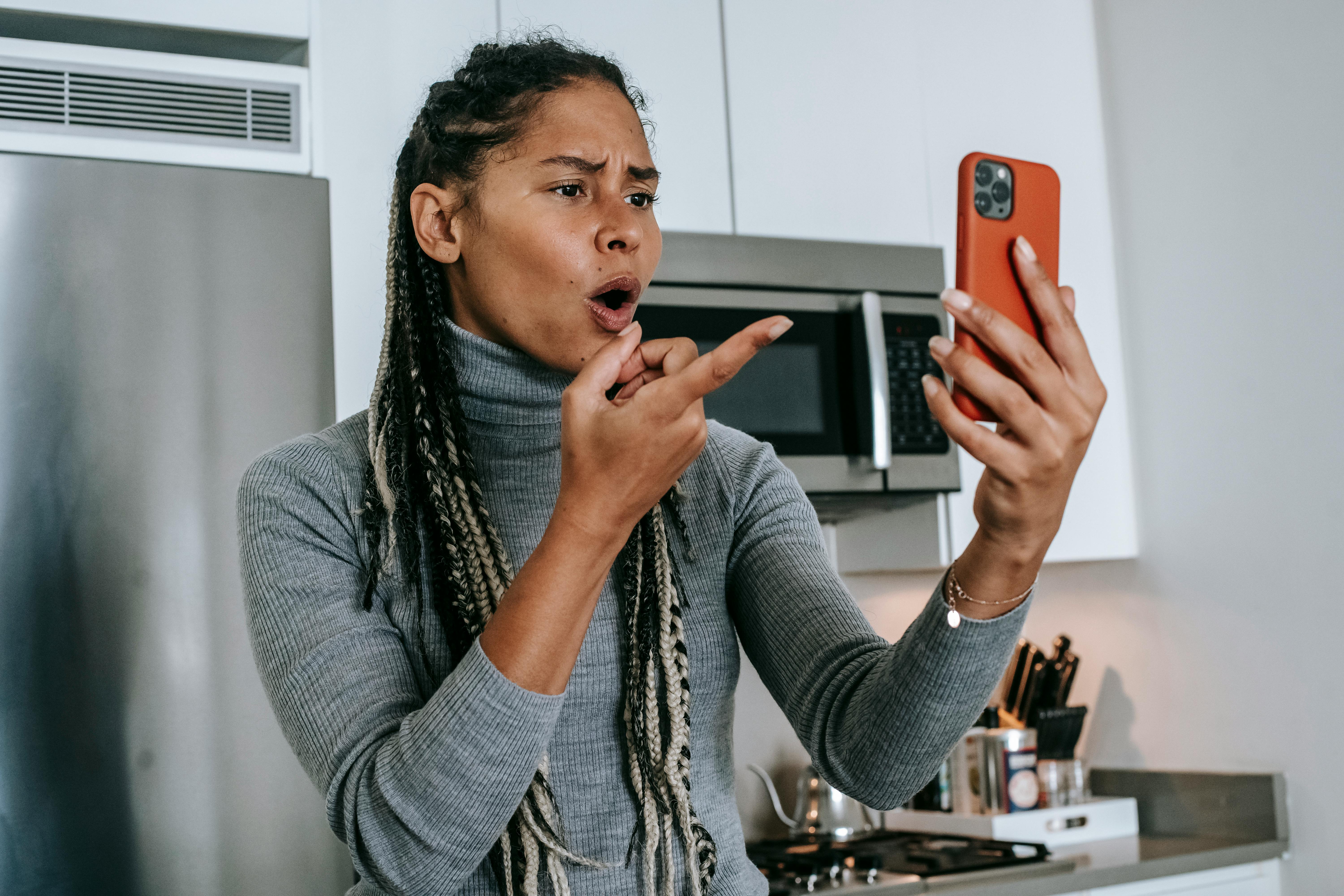 An angry woman talking on the phone | Source: Pexels
