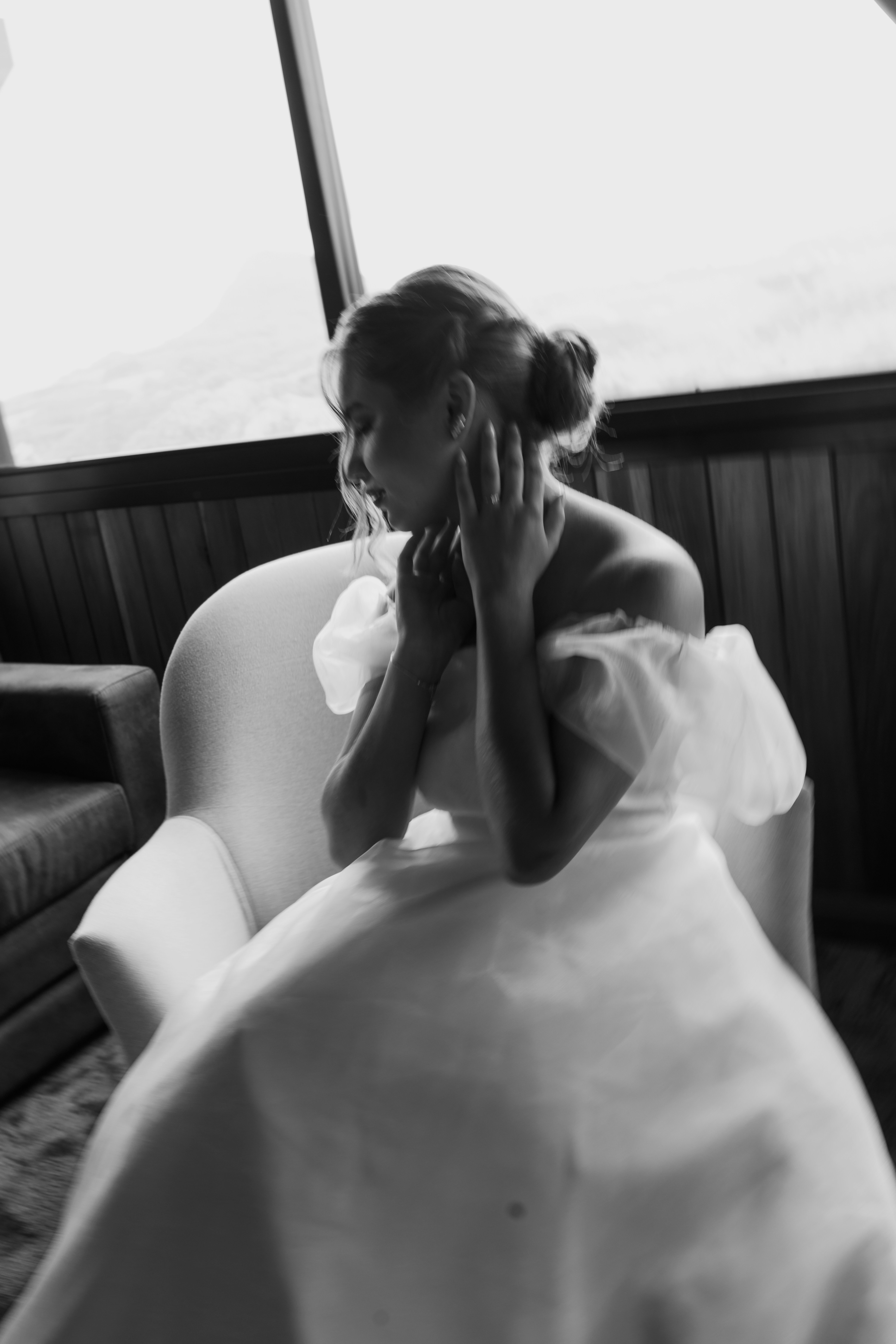 A bride sitting down | Source: Unsplash