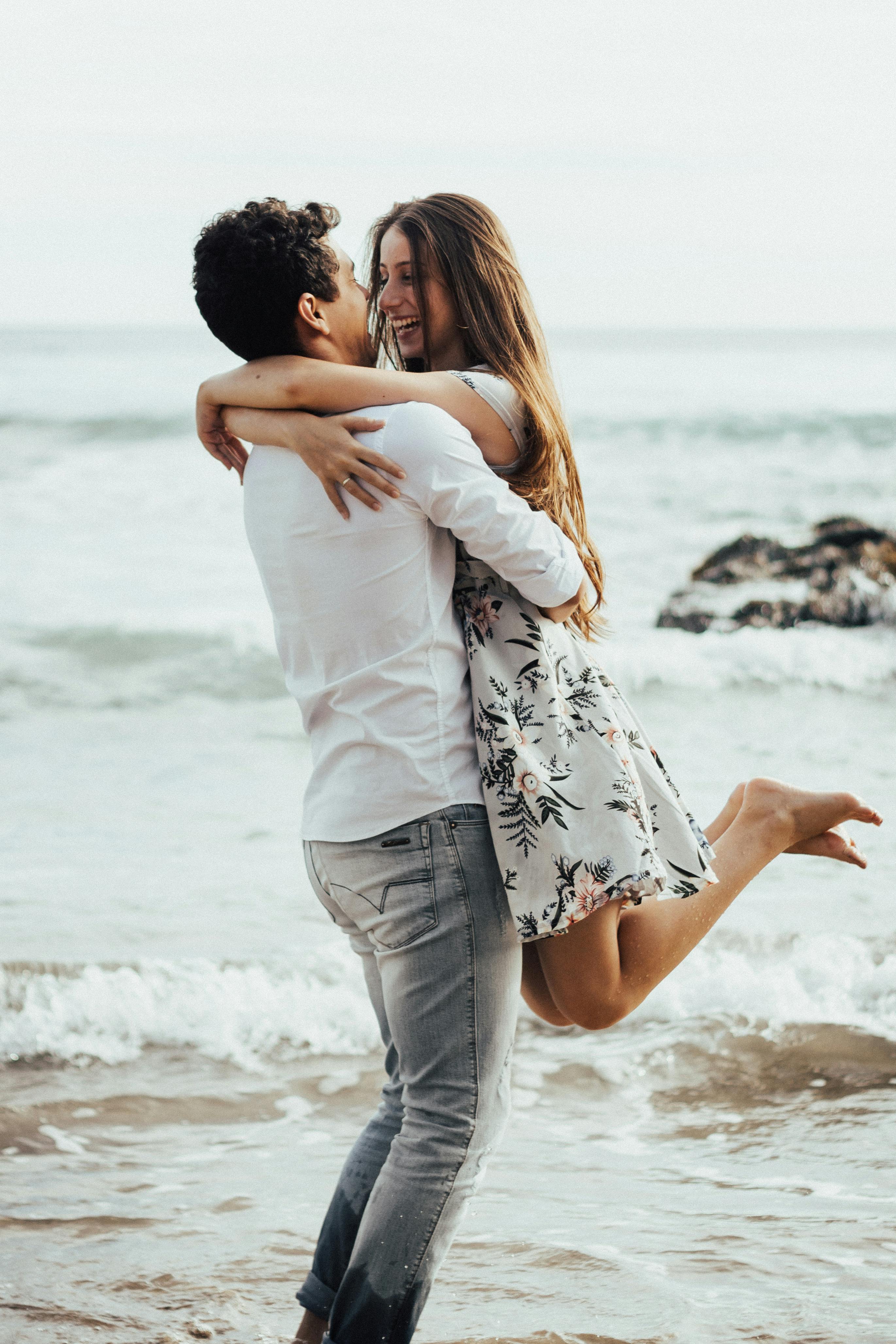 A smiling couple at the beach | Source: Pexels