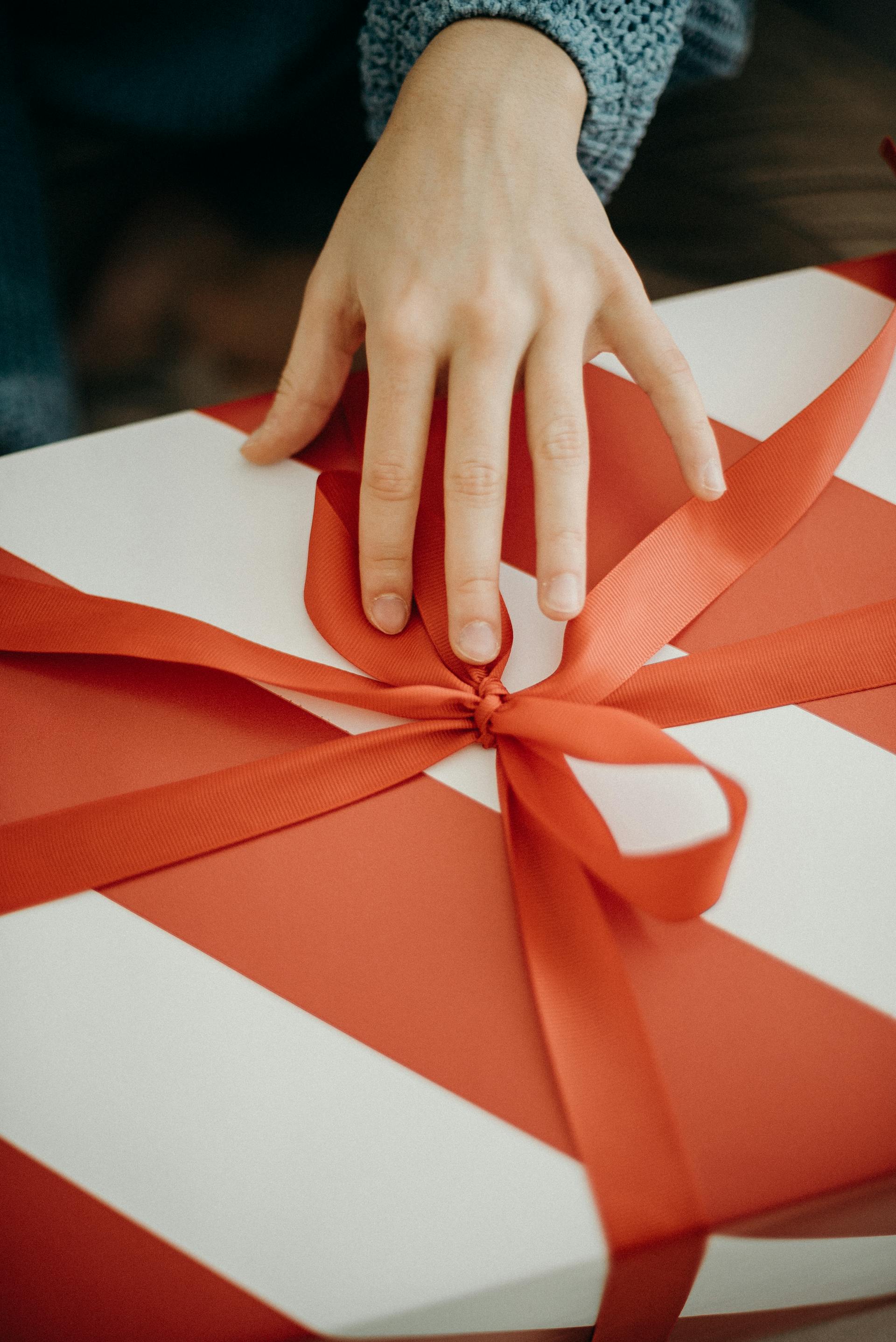A person touching a gift box | Source: Pexels