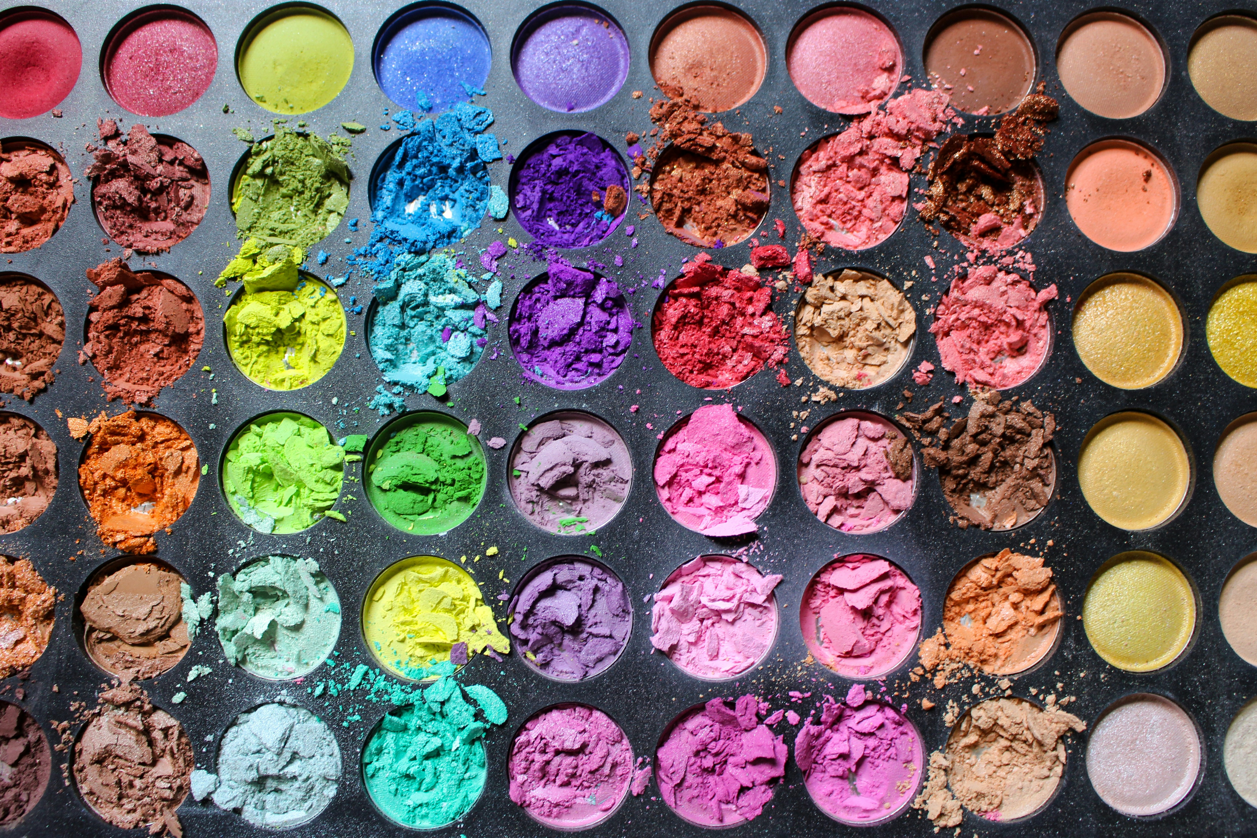 A broken make up palette | Source: Unsplash